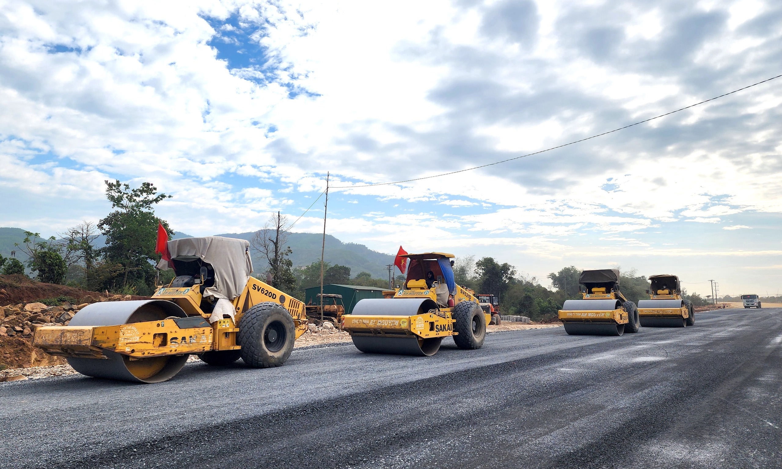 "Xẻ n&uacute;i, bắc cầu" th&ocirc;ng tuyến cao tốc Kh&aacute;nh H&ograve;a - Bu&ocirc;n Ma Thuột qua Đắk Lắk- Ảnh 6.