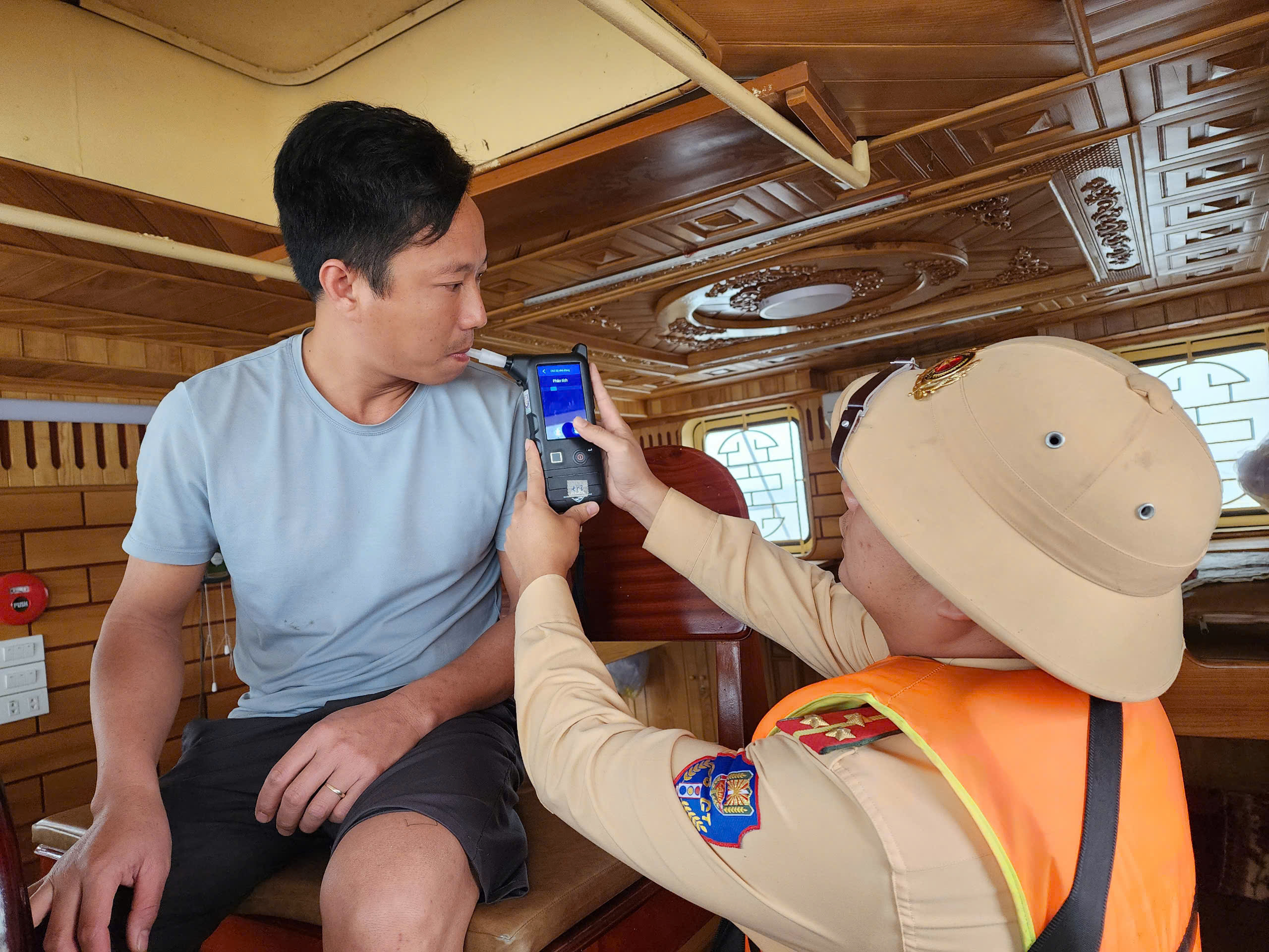 Thuyền trưởng ki&ecirc;ng uống rượu nửa năm v&igrave; l&ecirc;nh đ&ecirc;nh s&ocirc;ng nước- Ảnh 2.