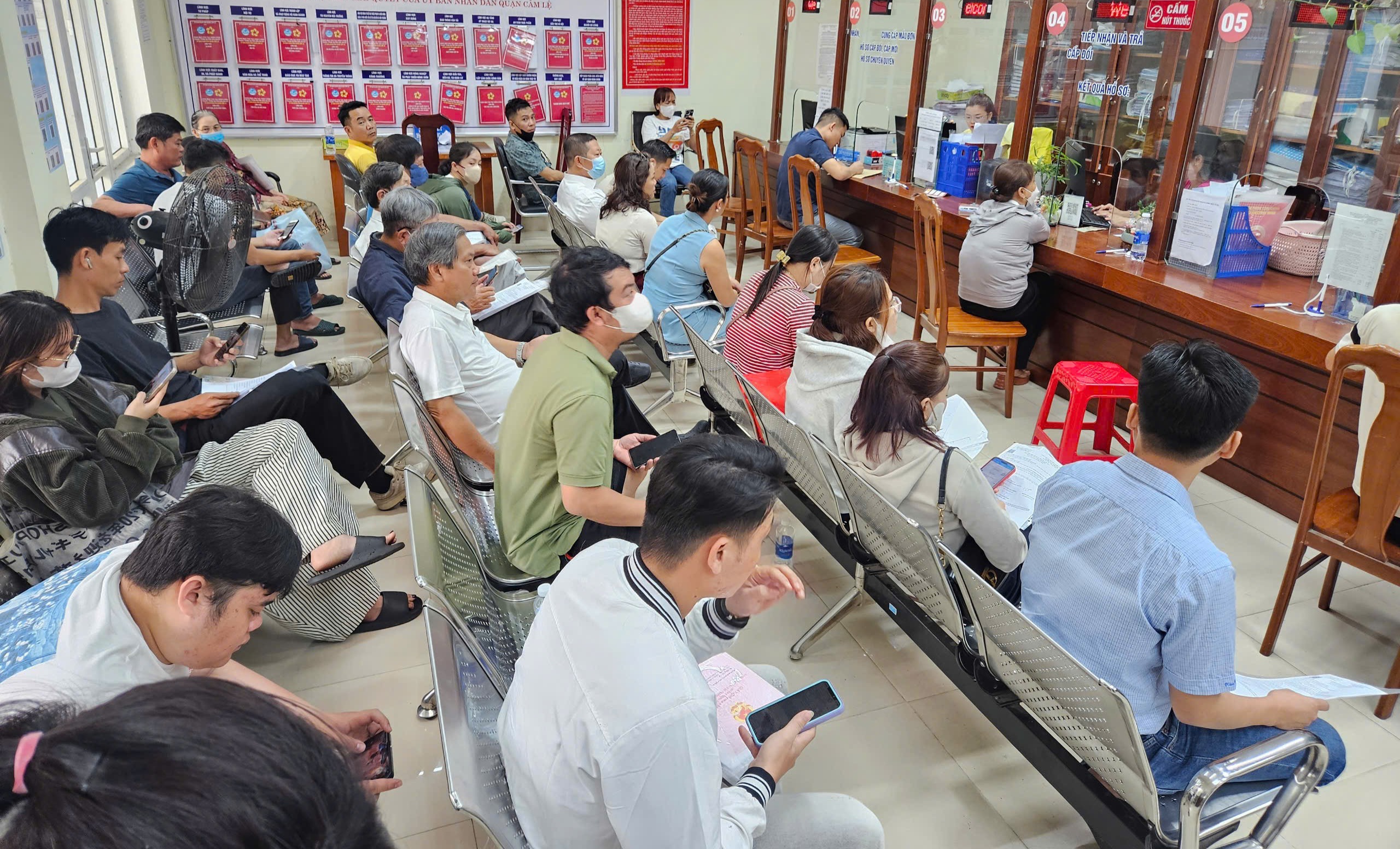 Cận cảnh xếp h&agrave;ng l&agrave;m thủ tục đất đai ở Đ&agrave; Nẵng- Ảnh 1.