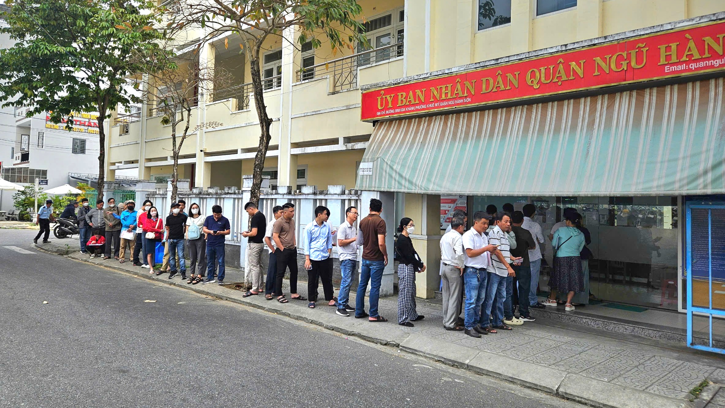 Cận cảnh xếp h&agrave;ng l&agrave;m thủ tục đất đai ở Đ&agrave; Nẵng- Ảnh 3.