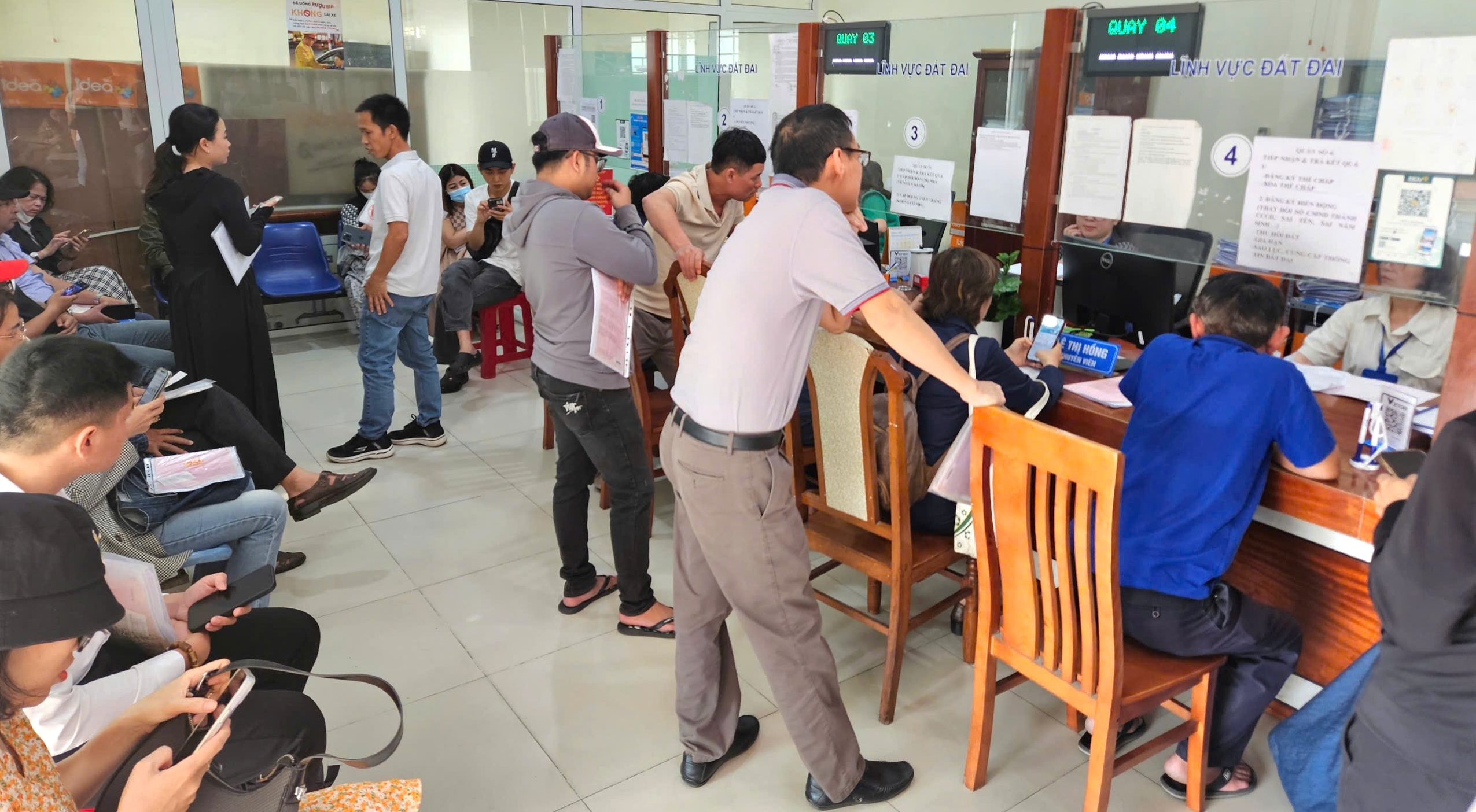 Cận cảnh xếp h&agrave;ng l&agrave;m thủ tục đất đai ở Đ&agrave; Nẵng- Ảnh 9.