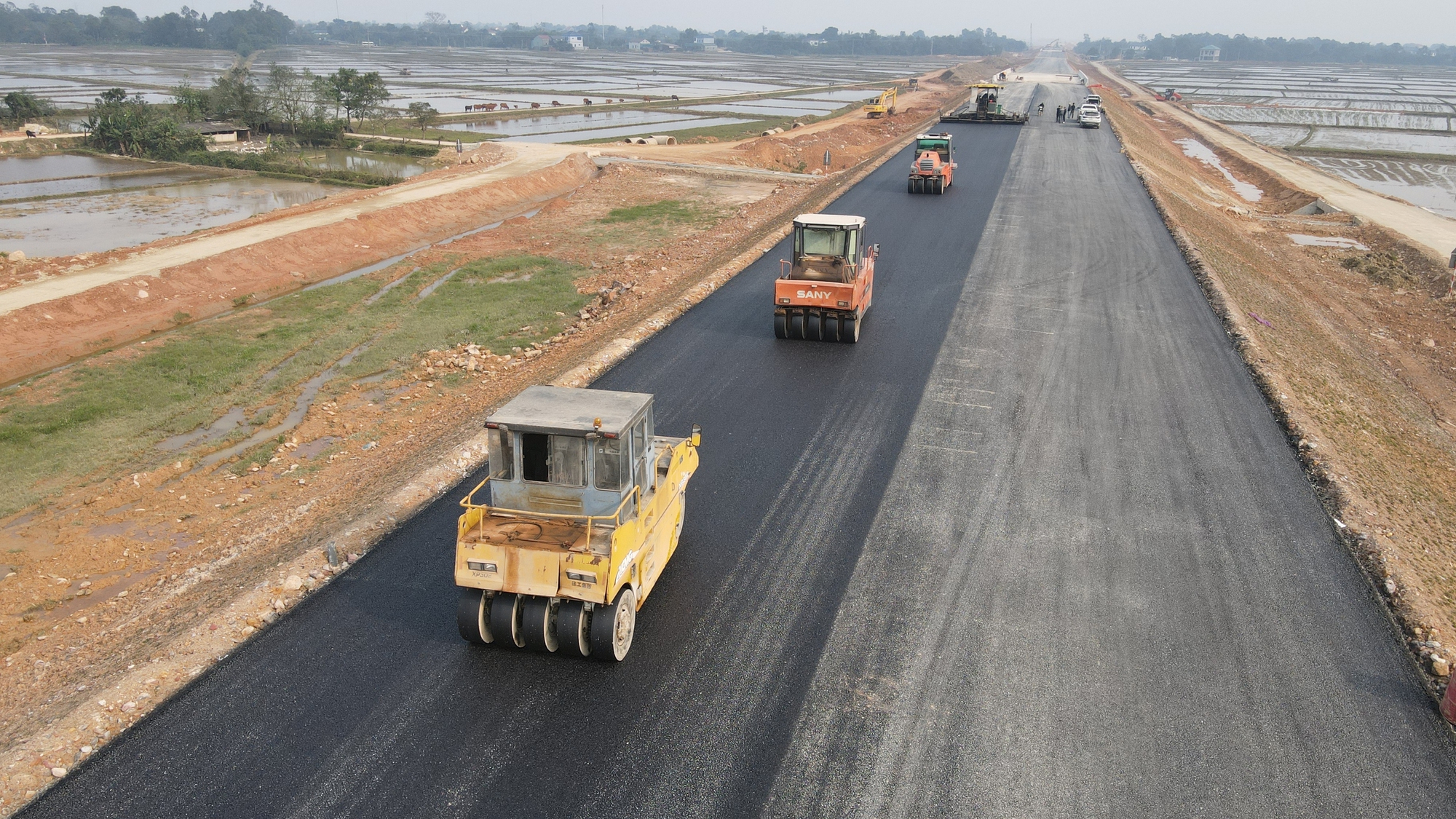 Thảm nhựa nút giao cao tốc quan trọng bậc nhất qua Hà Tĩnh- Ảnh 6. Thảm nhựa nút giao cao tốc quan trọng bậc nhất qua Hà Tĩnh- Ảnh 6.