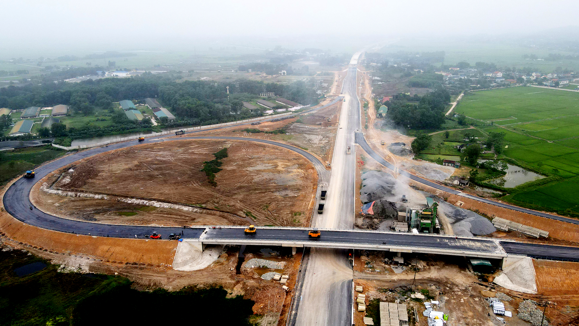 Thảm nhựa nút giao cao tốc quan trọng bậc nhất qua Hà Tĩnh- Ảnh 1. Thảm nhựa nút giao cao tốc quan trọng bậc nhất qua Hà Tĩnh- Ảnh 1.