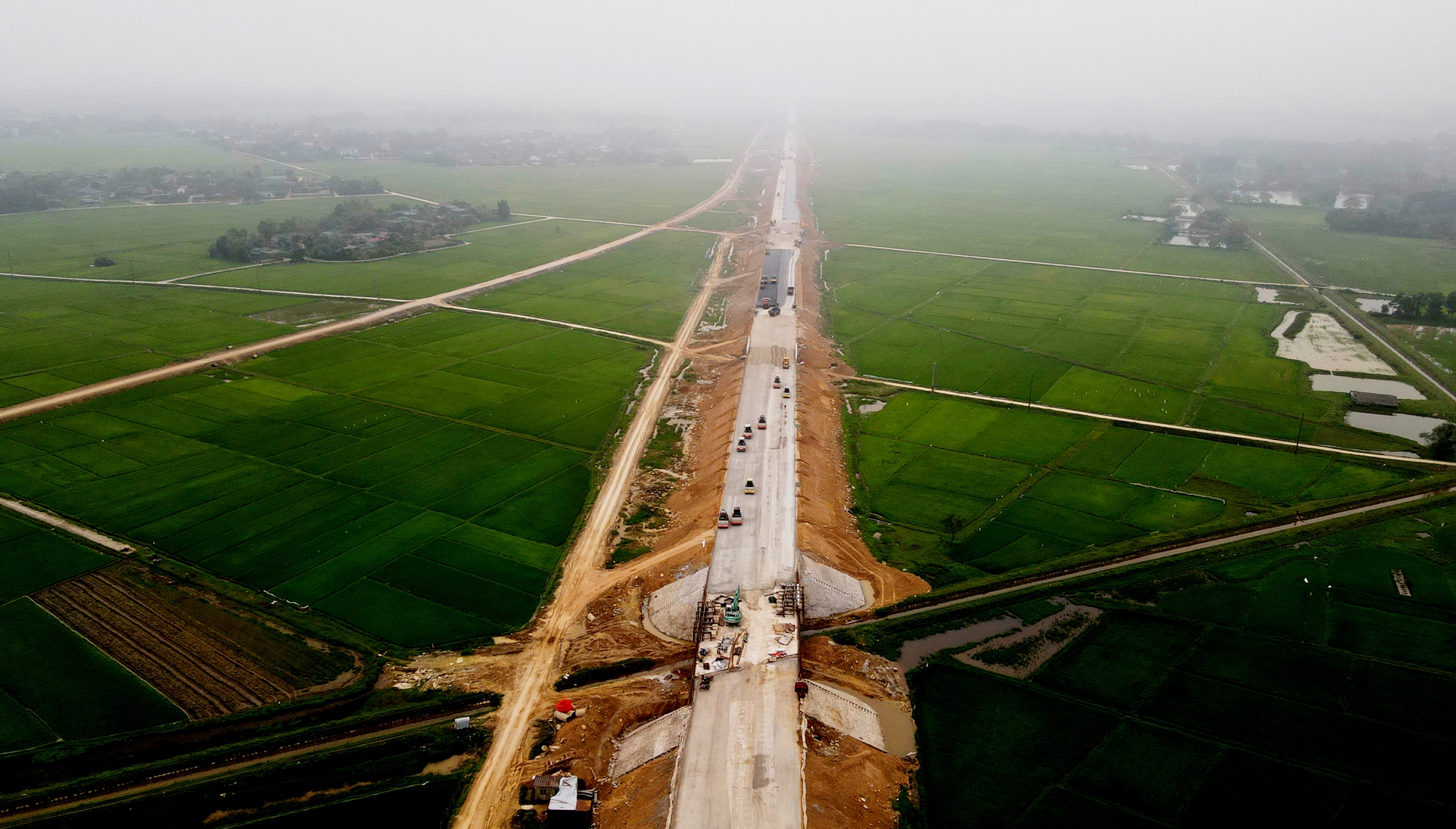 Thảm nhựa nút giao cao tốc quan trọng bậc nhất qua Hà Tĩnh- Ảnh 2. Thảm nhựa nút giao cao tốc quan trọng bậc nhất qua Hà Tĩnh- Ảnh 2.