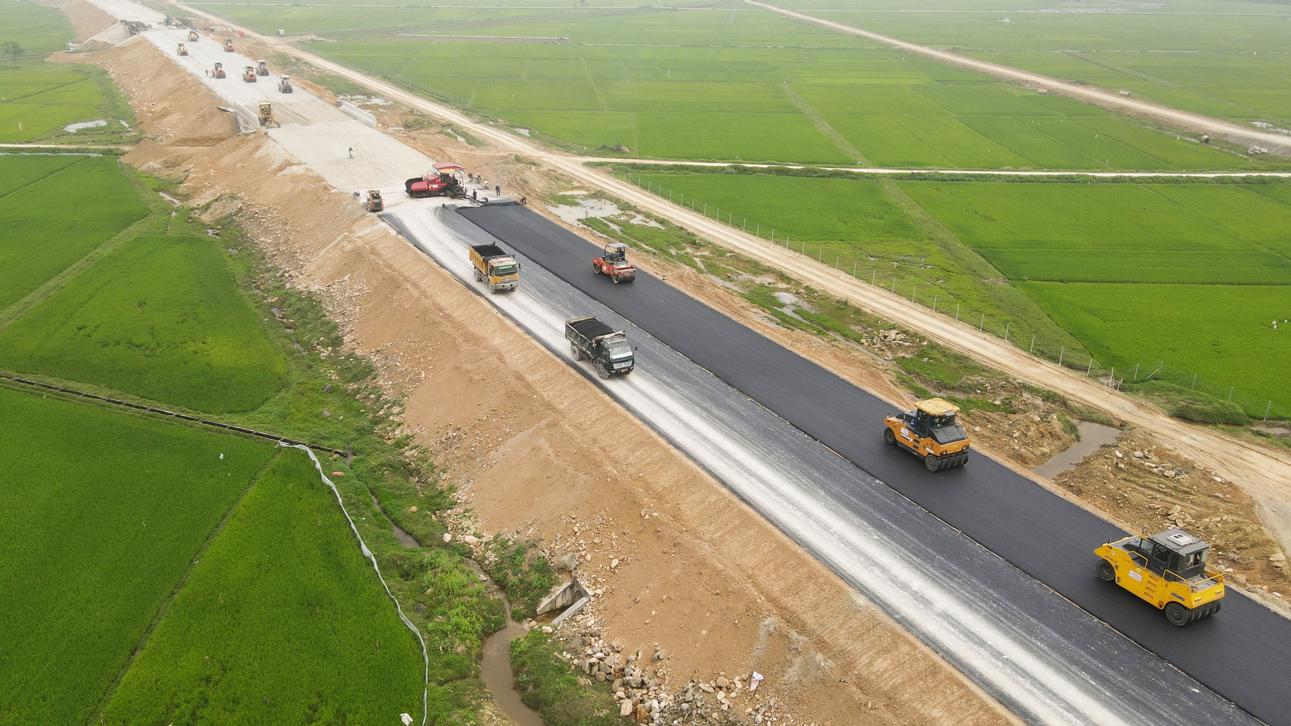 Thảm nhựa nút giao cao tốc quan trọng bậc nhất qua Hà Tĩnh- Ảnh 3. Thảm nhựa nút giao cao tốc quan trọng bậc nhất qua Hà Tĩnh- Ảnh 3.