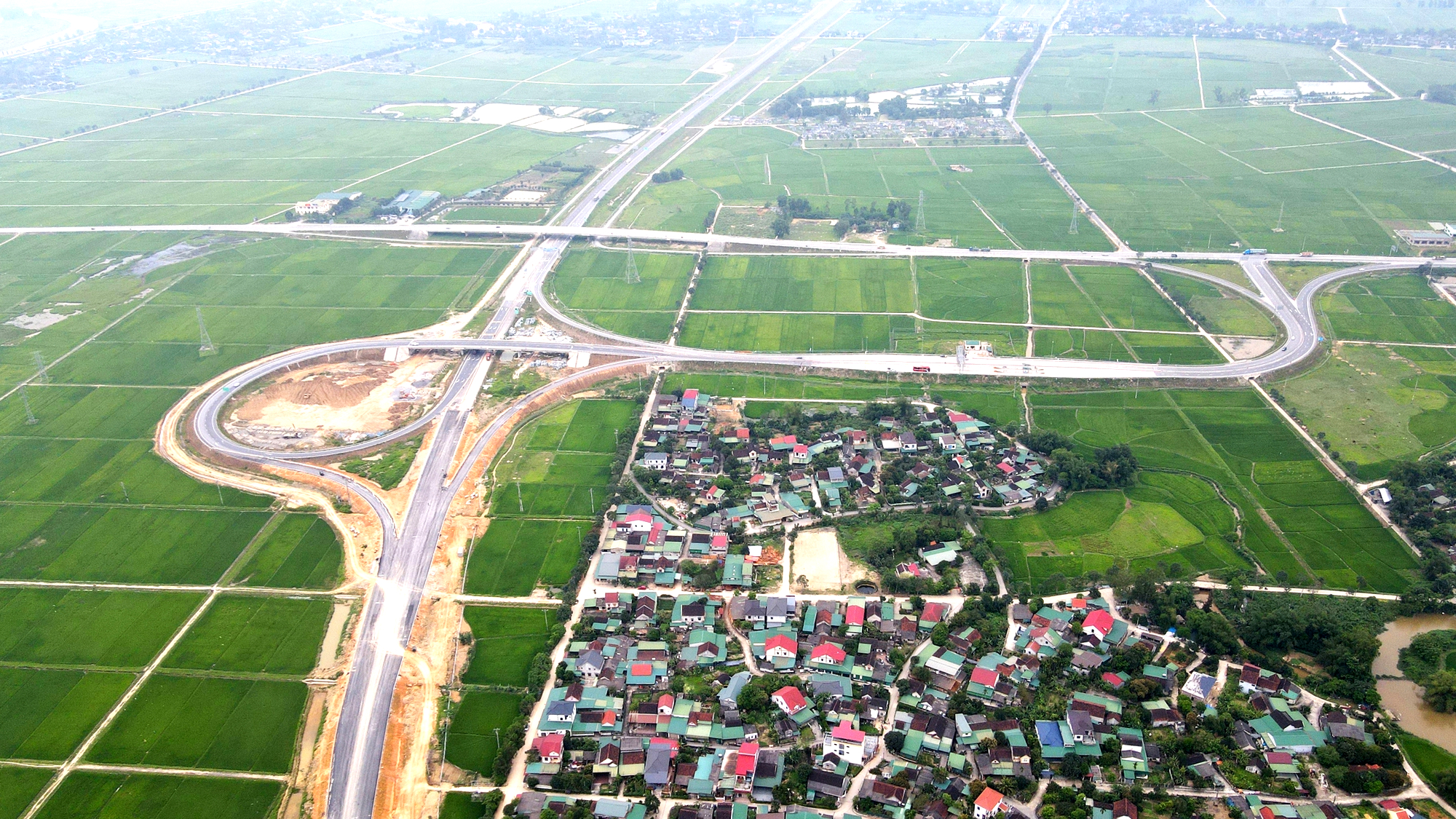 Thảm nhựa nút giao cao tốc quan trọng bậc nhất qua Hà Tĩnh- Ảnh 4. Thảm nhựa nút giao cao tốc quan trọng bậc nhất qua Hà Tĩnh- Ảnh 4.