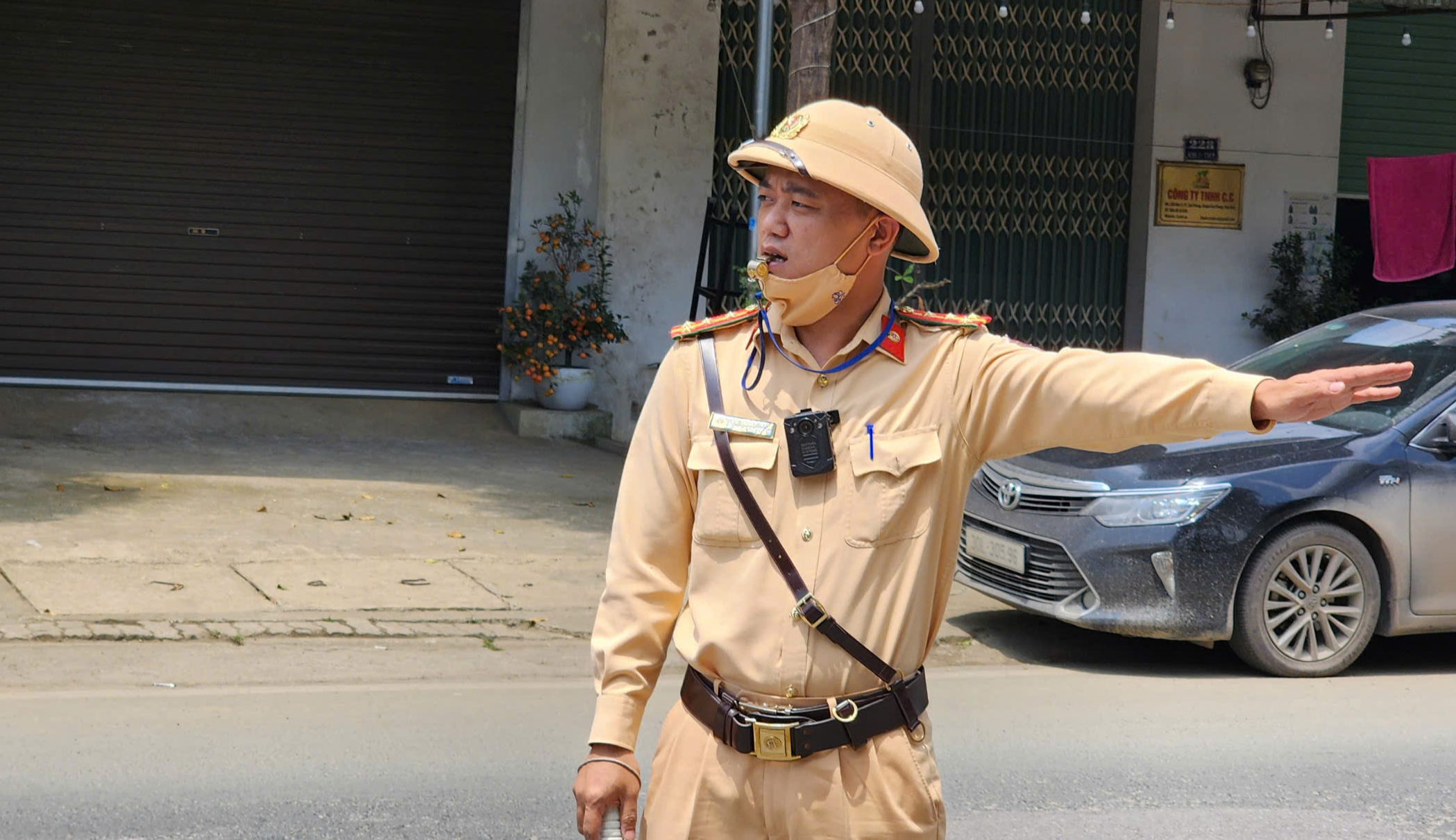 CSGT H&ograve;a B&igrave;nh tăng cường xử l&yacute; vi phạm, TNGT giảm s&acirc;u- Ảnh 2.