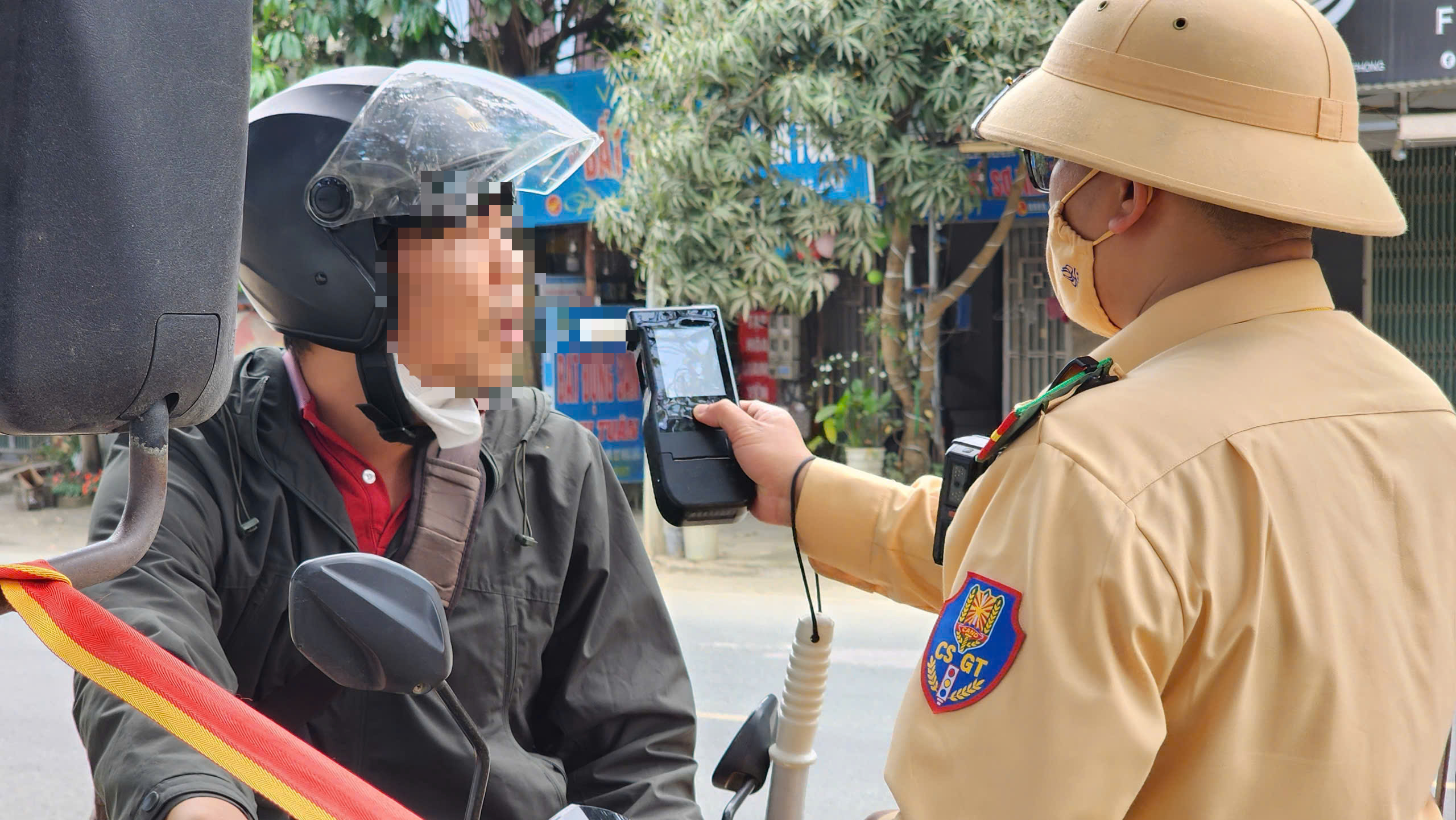 CSGT H&ograve;a B&igrave;nh tăng cường xử l&yacute; vi phạm, TNGT giảm s&acirc;u- Ảnh 3.