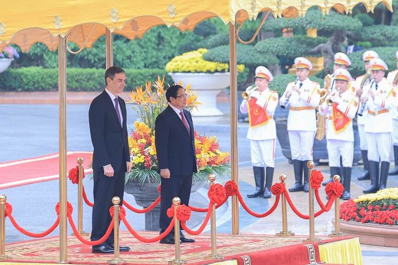 Thủ tướng Phạm Minh Ch&iacute;nh chủ tr&igrave; lễ đ&oacute;n Thủ tướng T&acirc;y Ban Nha lần đầu thăm Việt Nam- Ảnh 1.
