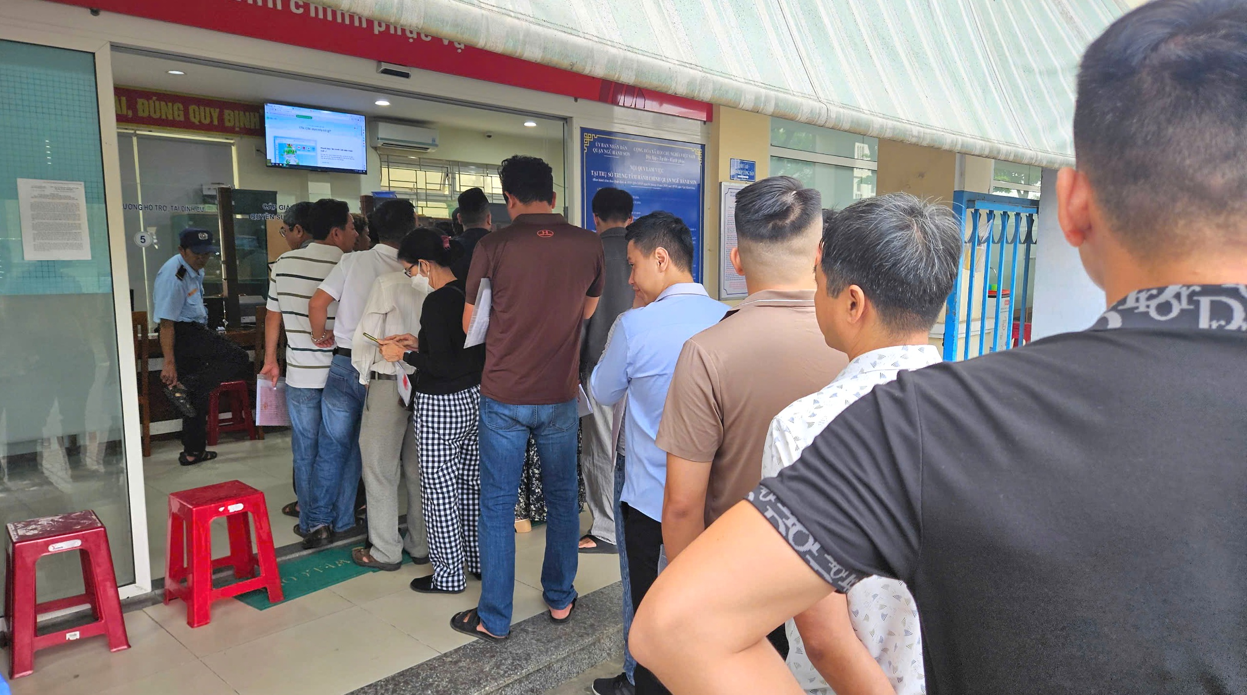 Cận cảnh xếp h&agrave;ng l&agrave;m thủ tục đất đai ở Đ&agrave; Nẵng- Ảnh 6.