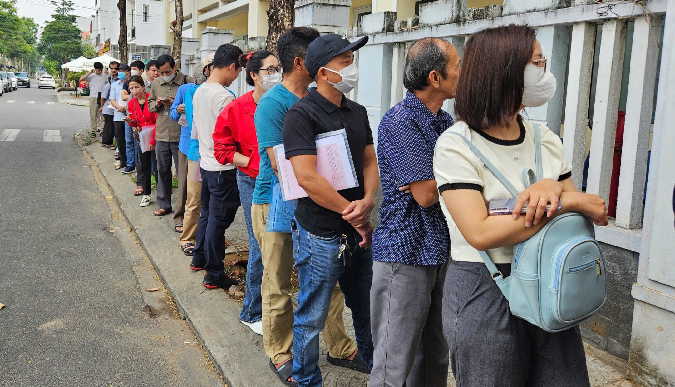 Cận cảnh xếp h&agrave;ng l&agrave;m thủ tục đất đai ở Đ&agrave; Nẵng- Ảnh 5.