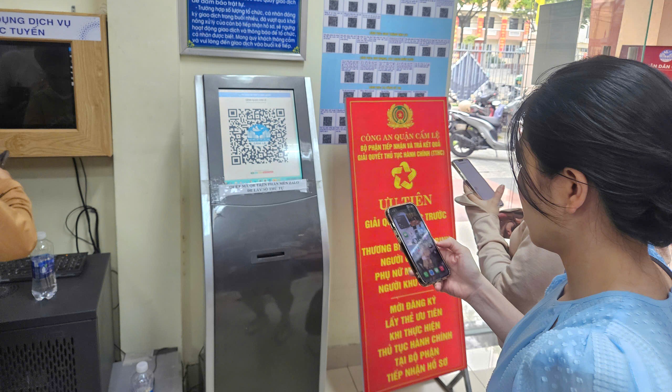 Cận cảnh xếp h&agrave;ng l&agrave;m thủ tục đất đai ở Đ&agrave; Nẵng- Ảnh 8.