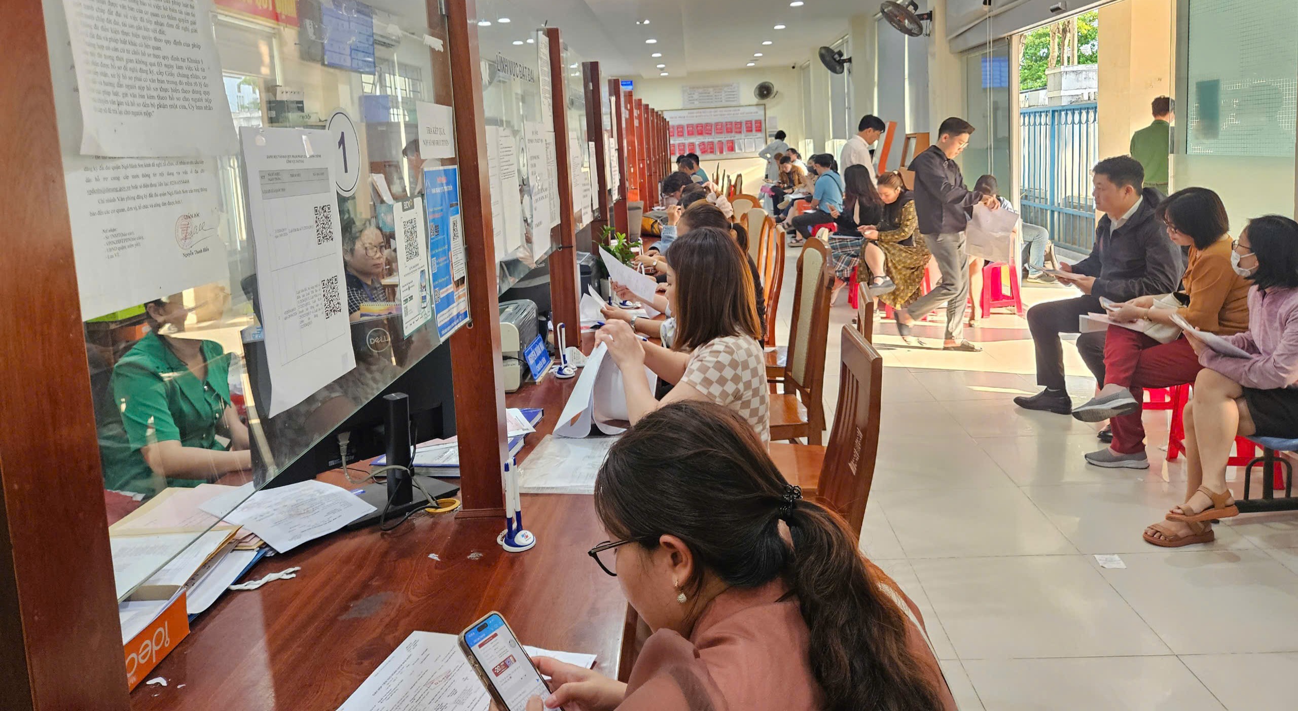 Cận cảnh xếp h&agrave;ng l&agrave;m thủ tục đất đai ở Đ&agrave; Nẵng- Ảnh 7.