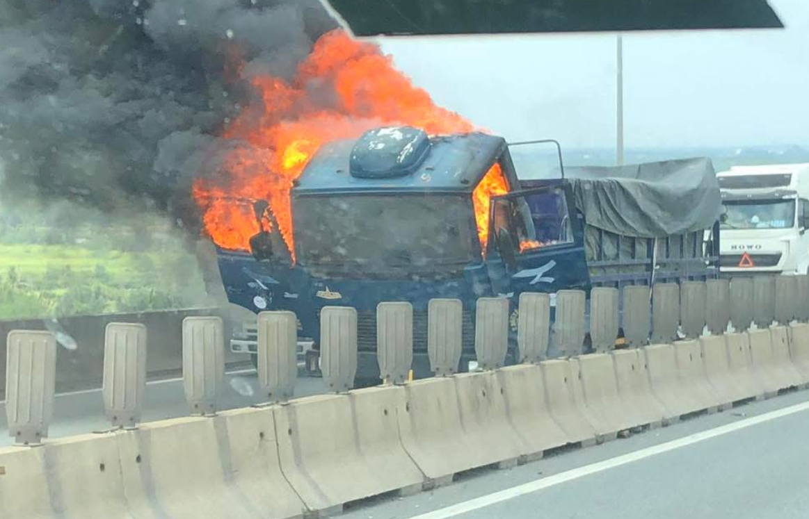 Xe tải ch&aacute;y trơ khung tr&ecirc;n cao tốc TP.HCM - Long Th&agrave;nh - Dầu Gi&acirc;y- Ảnh 2.