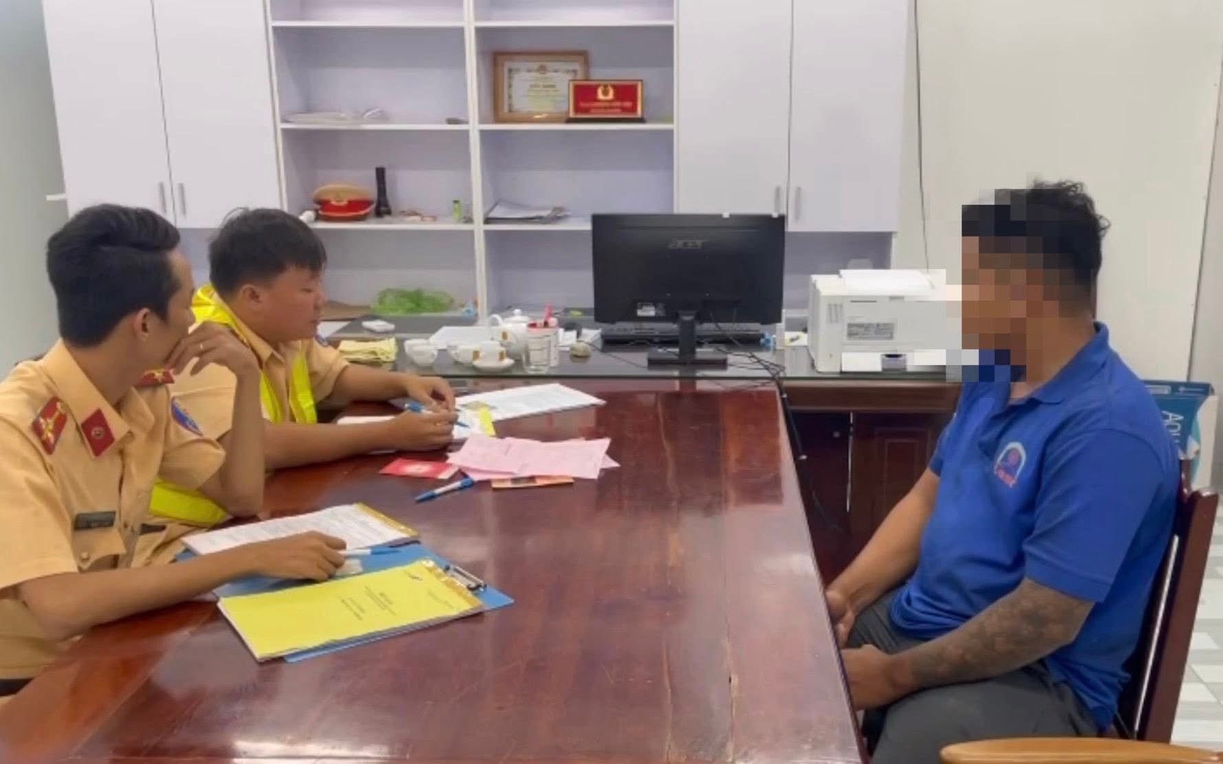 Xử l&yacute; t&agrave;i xế đỗ &ocirc; t&ocirc; s&aacute;t đường sắt khiến t&agrave;u phải dừng khẩn cấp 