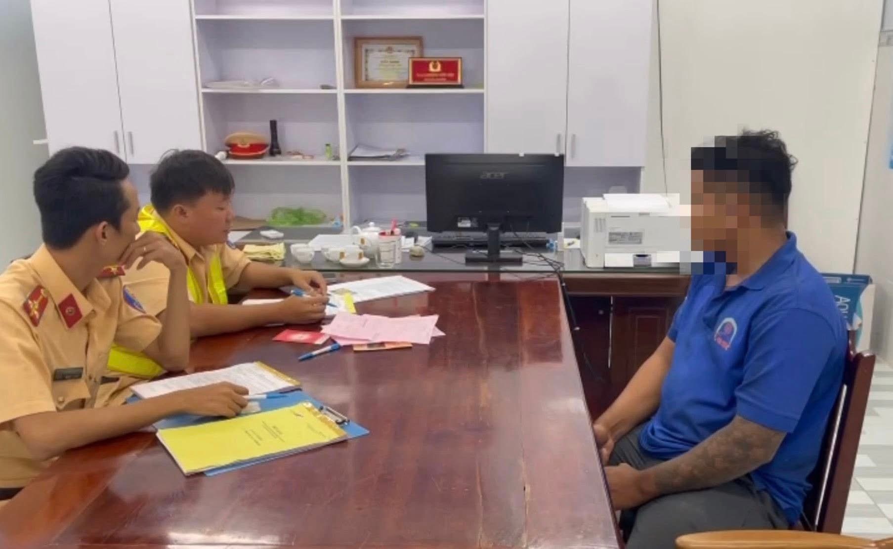 Xử l&yacute; t&agrave;i xế đỗ &ocirc; t&ocirc; s&aacute;t đường sắt khiến t&agrave;u phải dừng khẩn cấp - Ảnh 1.