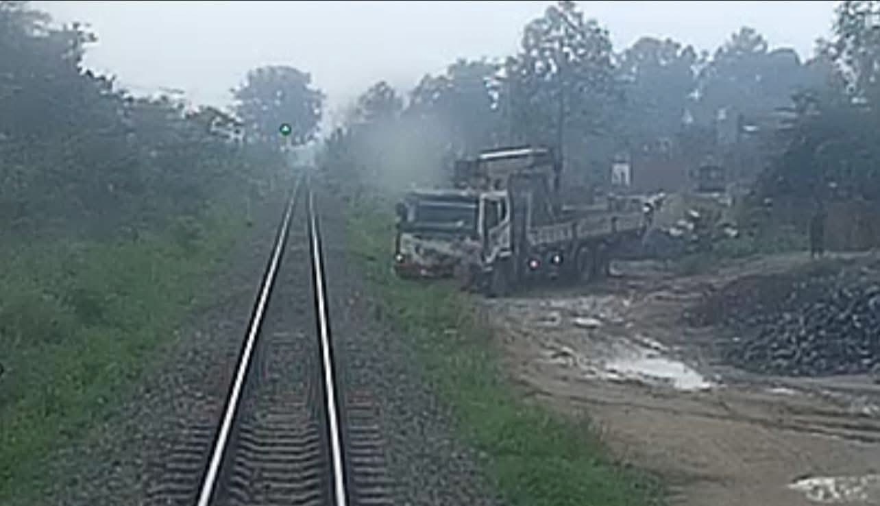 Xử l&yacute; t&agrave;i xế đỗ &ocirc; t&ocirc; s&aacute;t đường sắt khiến t&agrave;u phải dừng khẩn cấp - Ảnh 2.