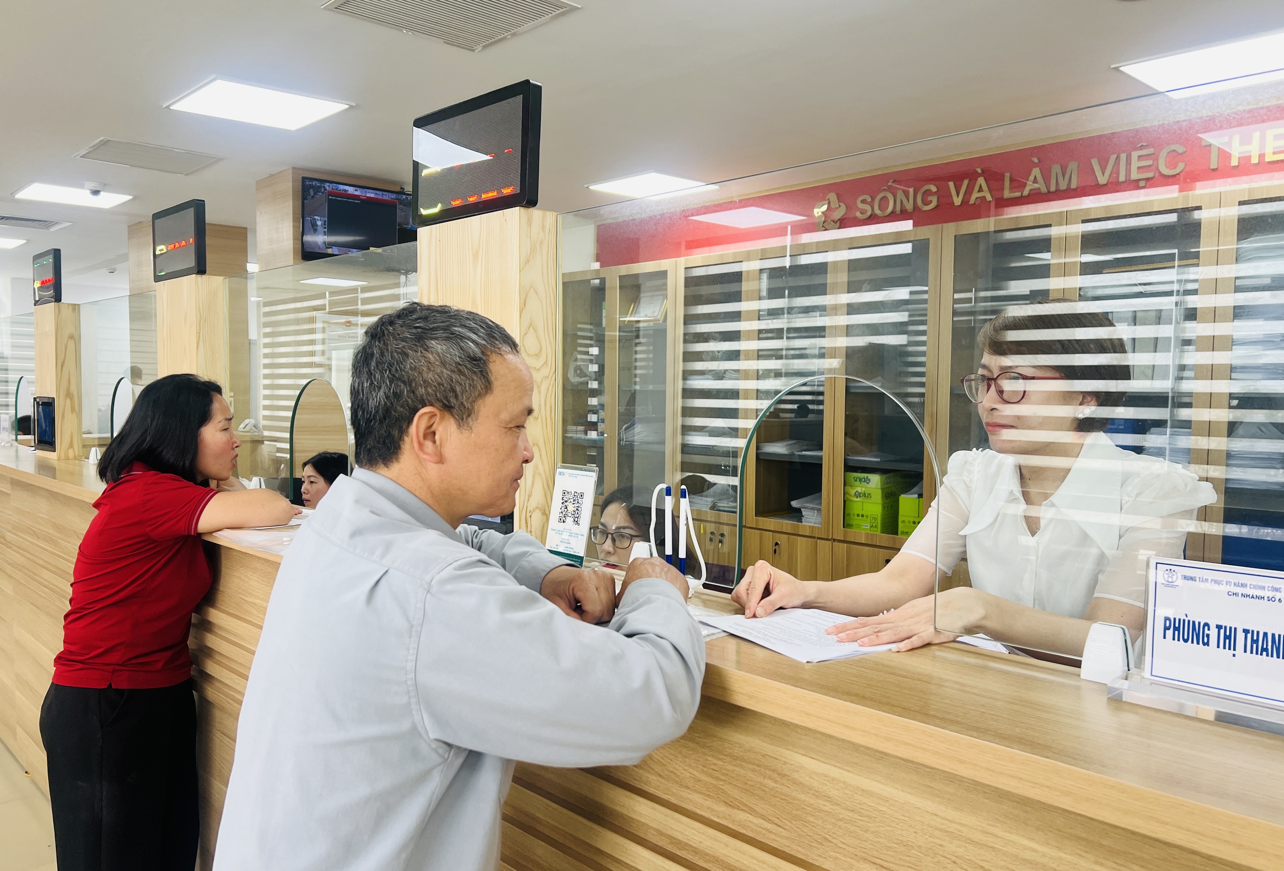 H&agrave; Nội: Khắc phục t&igrave;nh trạng xếp h&agrave;ng l&agrave;m thủ tục h&agrave;nh ch&iacute;nh- Ảnh 2.