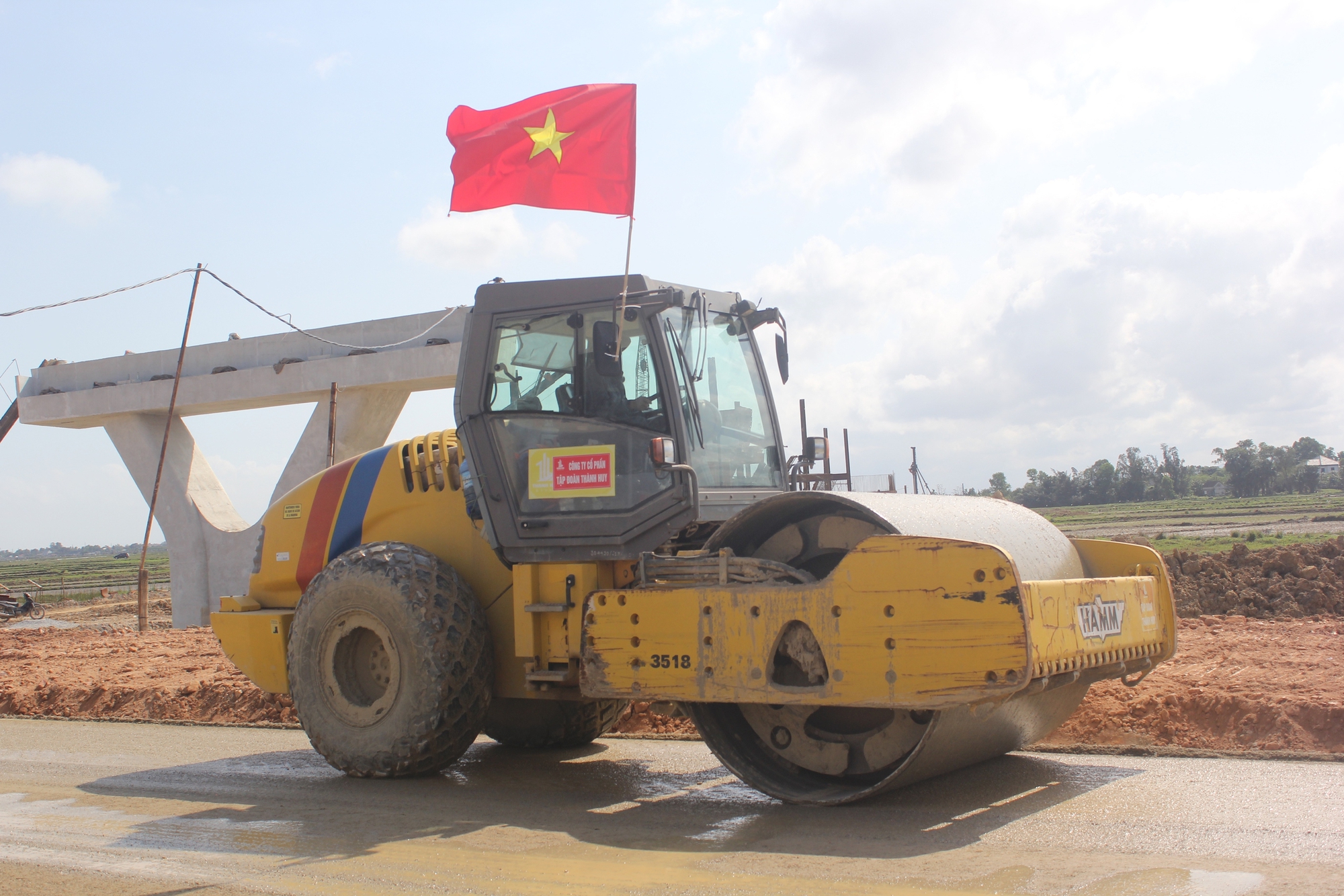 Thảm nhựa nút giao cao tốc quan trọng bậc nhất qua Hà Tĩnh- Ảnh 5. Thảm nhựa nút giao cao tốc quan trọng bậc nhất qua Hà Tĩnh- Ảnh 5.