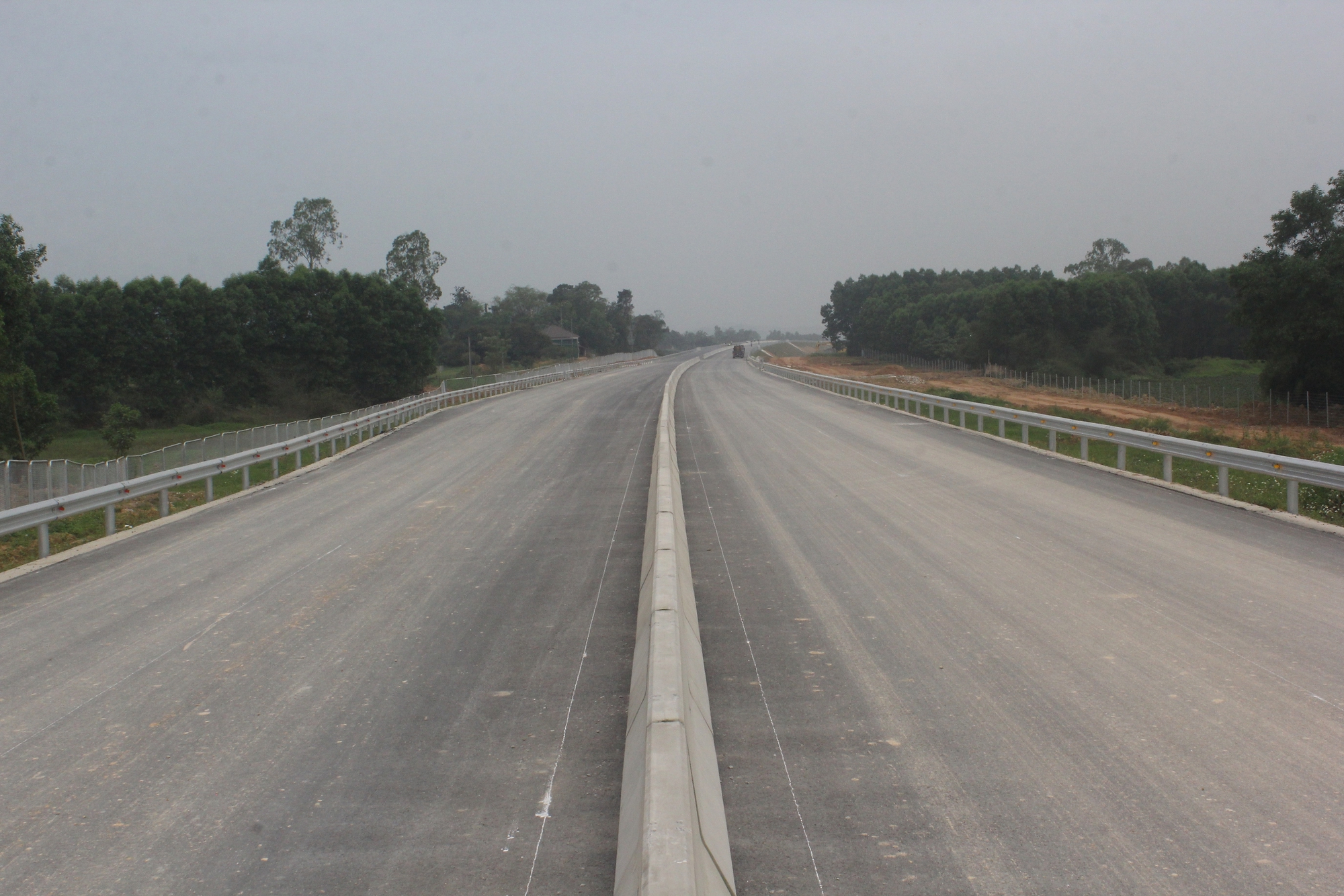 Thảm nhựa nút giao cao tốc quan trọng bậc nhất qua Hà Tĩnh- Ảnh 10. Thảm nhựa nút giao cao tốc quan trọng bậc nhất qua Hà Tĩnh- Ảnh 10.