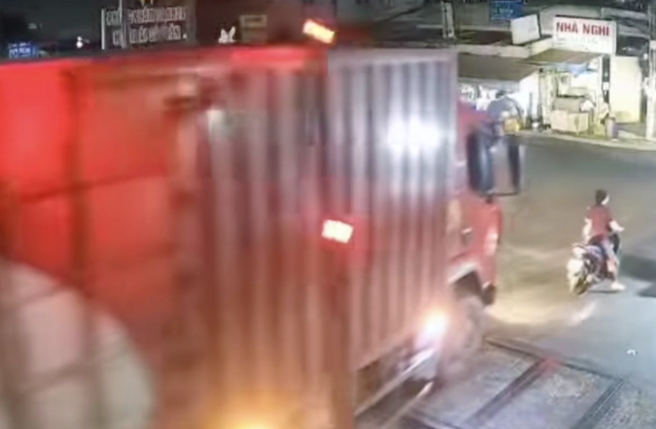 CSGT l&agrave;m việc với t&agrave;i xế xe đầu k&eacute;o t&ocirc;ng g&atilde;y g&aacute;c chắn đường ngang- Ảnh 1.