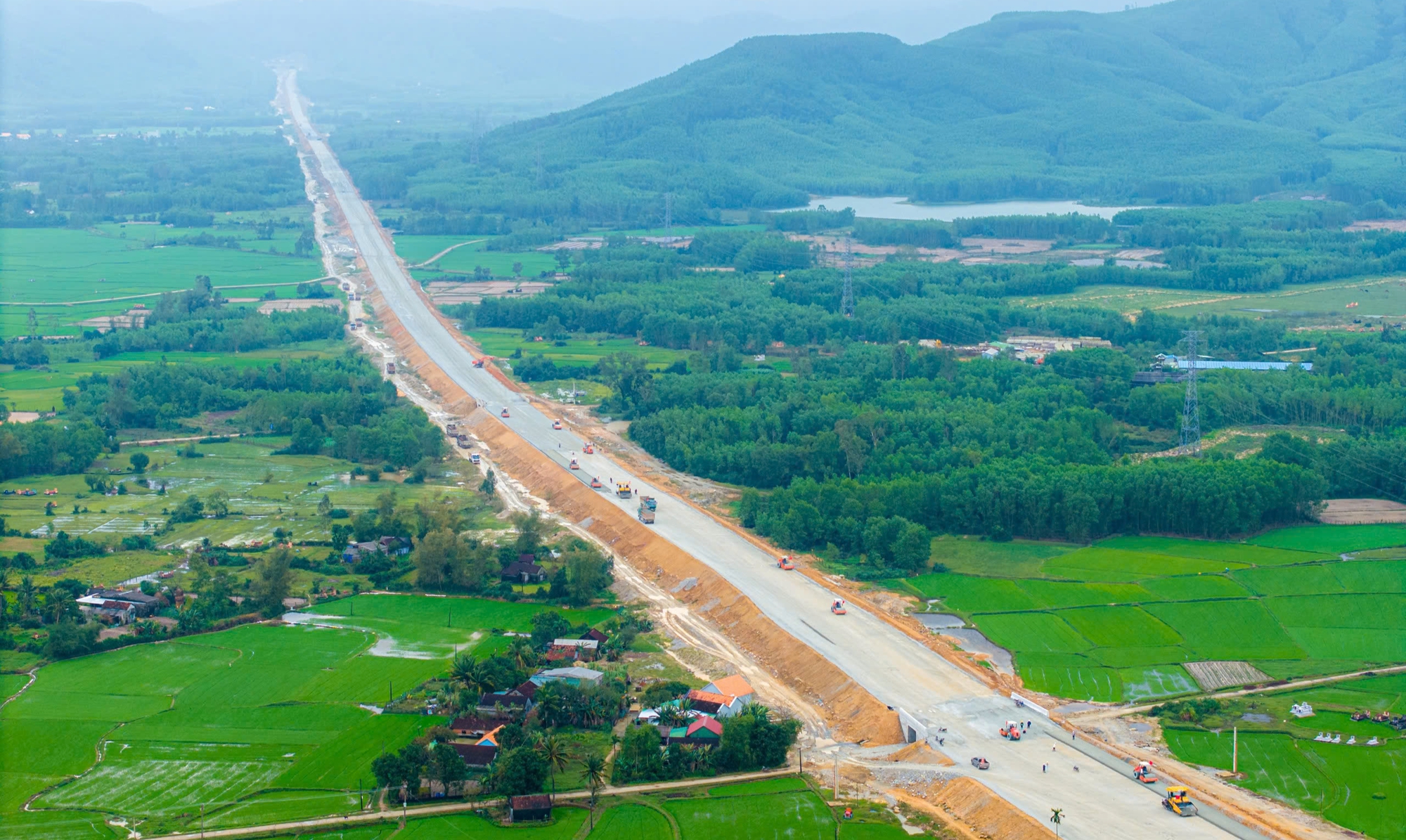 Hối hả thi c&ocirc;ng cao tốc 20 ngh&igrave;n tỷ nối Quảng Ng&atilde;i với B&igrave;nh Định- Ảnh 16.