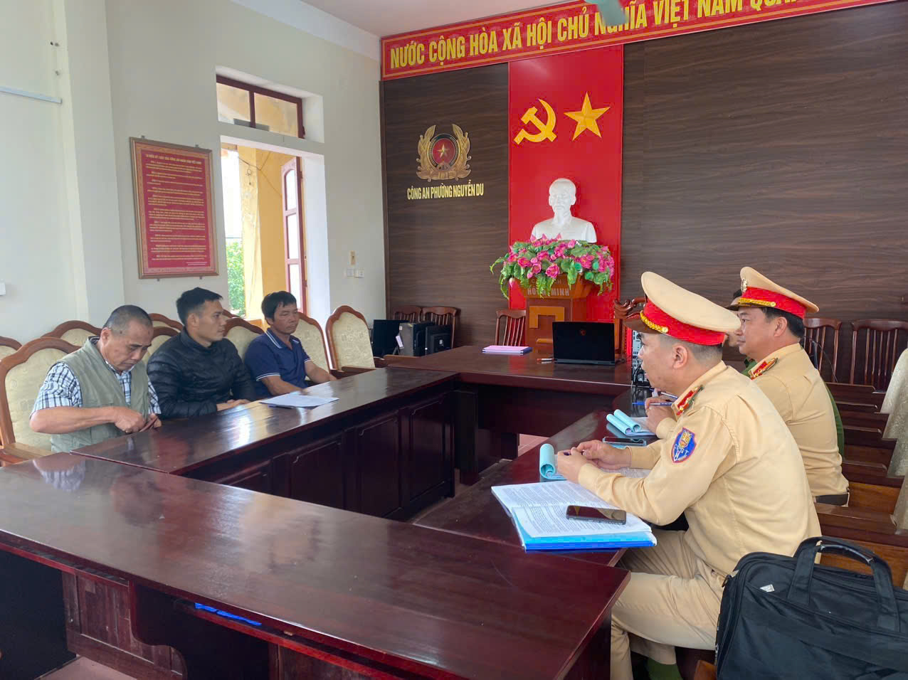 Vụ t&agrave;i xế d&ugrave;ng gậy đ&aacute;nh người ở H&agrave; Tĩnh: Xử phạt 2 t&agrave;i xế- Ảnh 1.