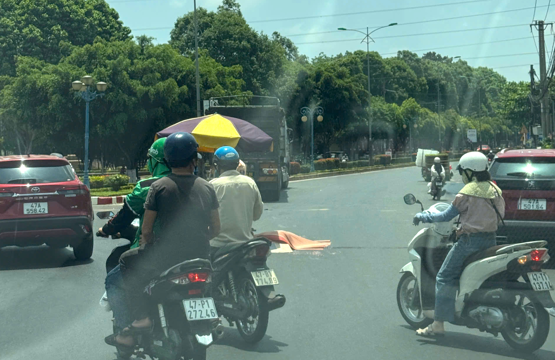 Xe đầu kéo va chạm xe máy ở vòng xoay, cặp vợ chồng thương vong- Ảnh 2. Xe đầu kéo va chạm xe máy ở vòng xoay, cặp vợ chồng thương vong- Ảnh 2.