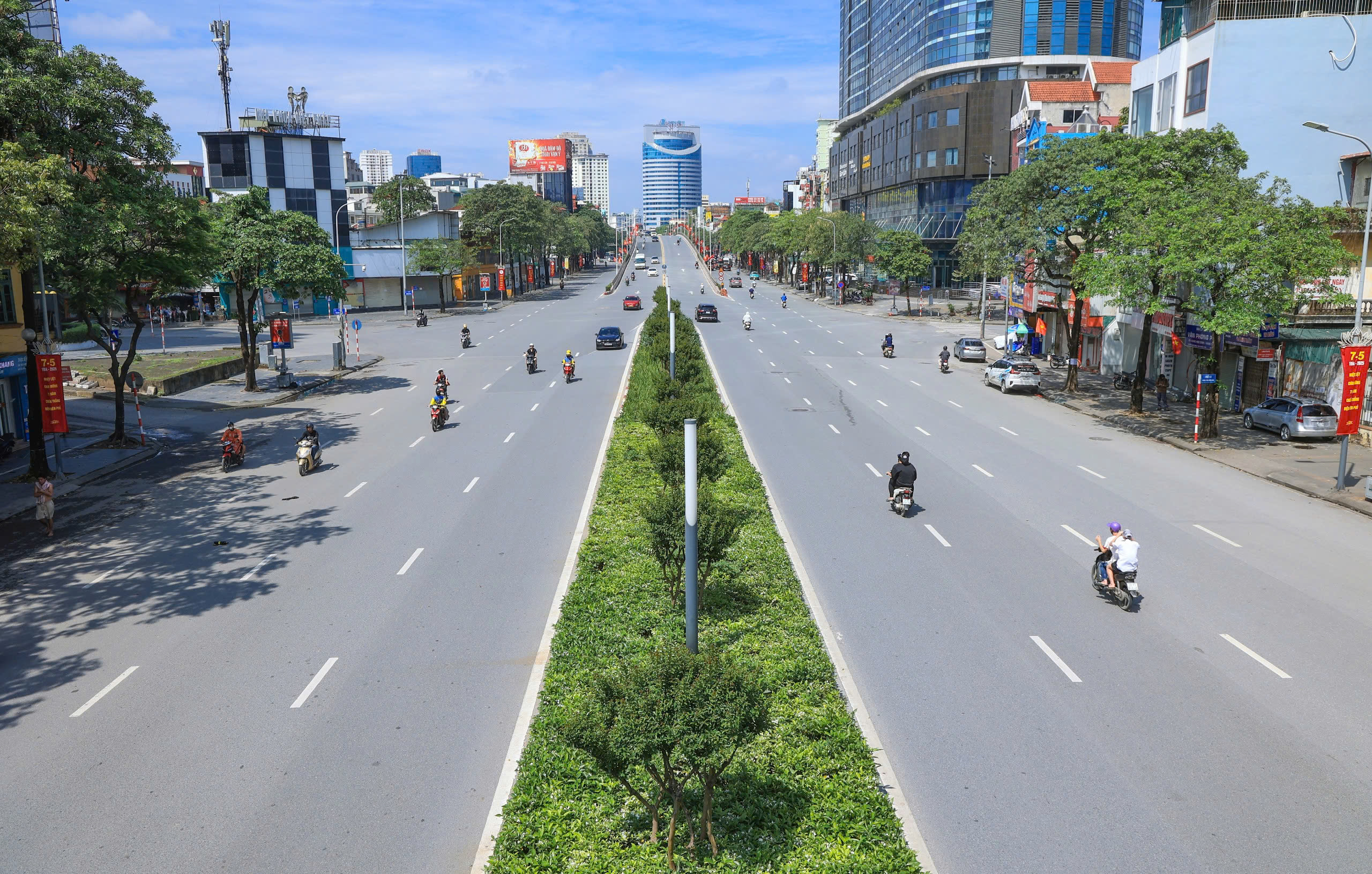 Đường phố Hà Nội đẹp khác lạ trong ngày thứ hai nghỉ lễ 30/4- Ảnh 3. Đường phố Hà Nội đẹp khác lạ trong ngày thứ hai nghỉ lễ 30/4- Ảnh 3.