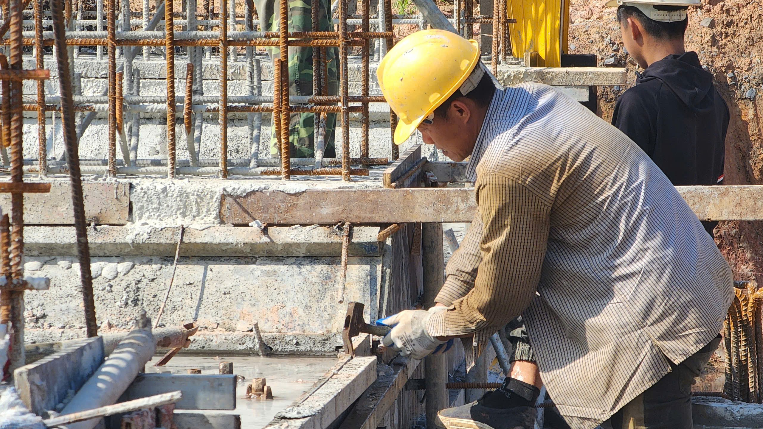 G&aacute;c nghỉ lễ, h&agrave;ng trăm c&ocirc;ng nh&acirc;n b&aacute;m c&ocirc;ng trường V&agrave;nh đai 4- Ảnh 9.