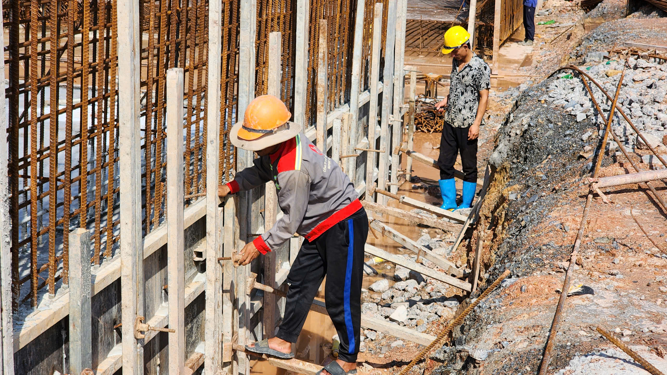 G&aacute;c nghỉ lễ, h&agrave;ng trăm c&ocirc;ng nh&acirc;n b&aacute;m c&ocirc;ng trường V&agrave;nh đai 4- Ảnh 8.