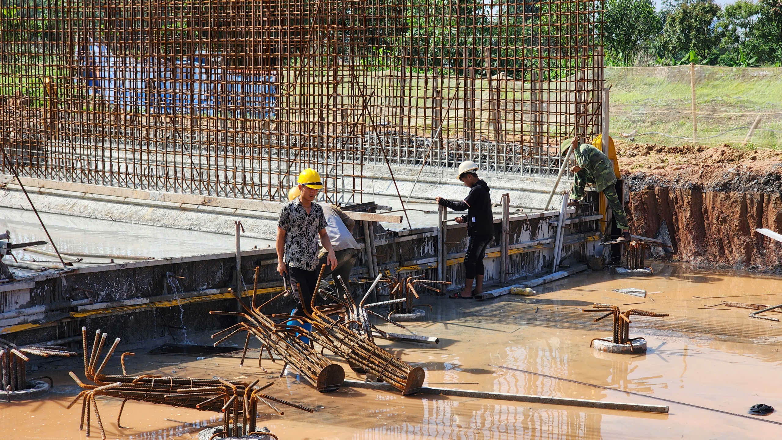 G&aacute;c nghỉ lễ, h&agrave;ng trăm c&ocirc;ng nh&acirc;n b&aacute;m c&ocirc;ng trường V&agrave;nh đai 4- Ảnh 11.