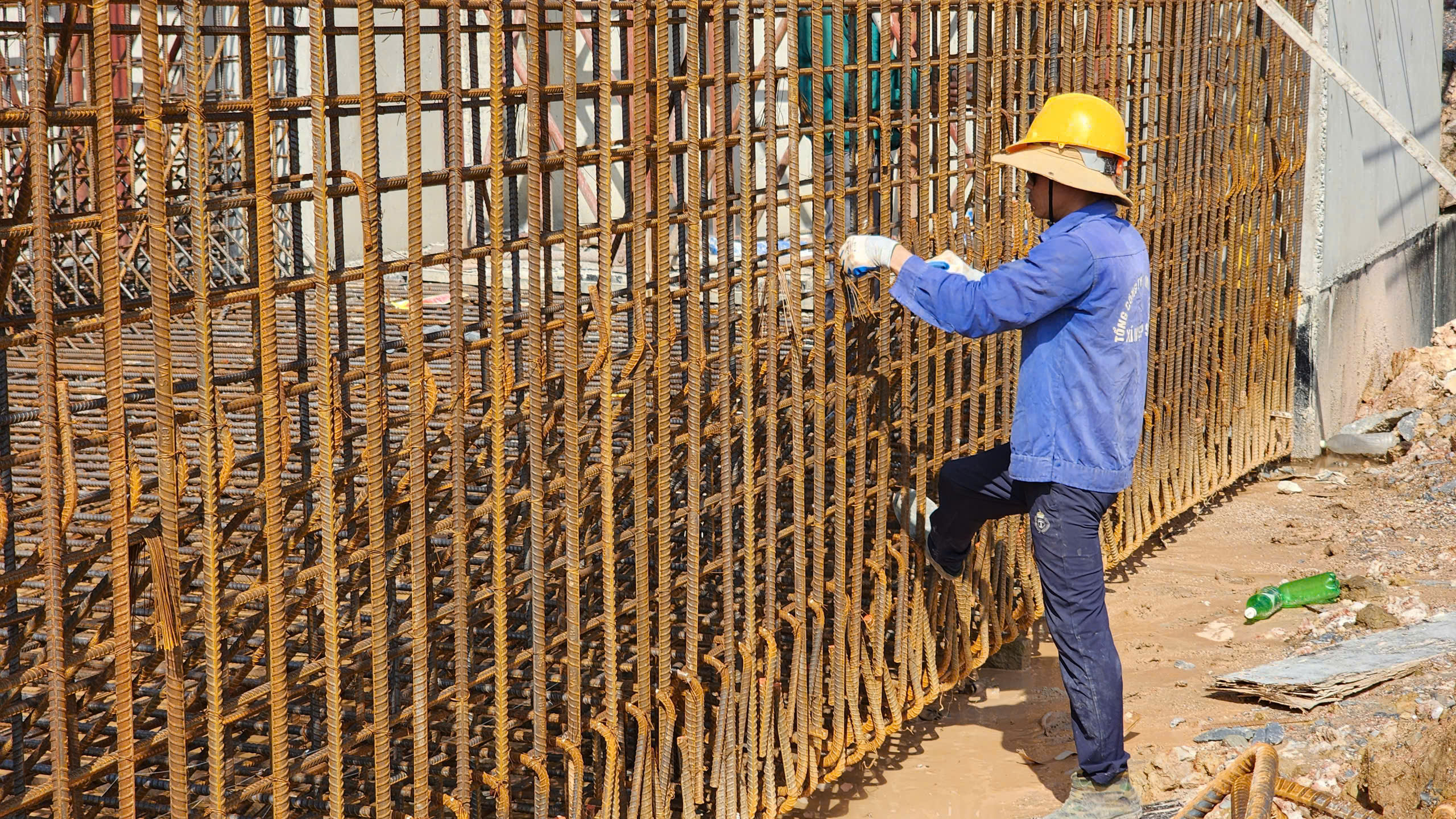 G&aacute;c nghỉ lễ, h&agrave;ng trăm c&ocirc;ng nh&acirc;n b&aacute;m c&ocirc;ng trường V&agrave;nh đai 4- Ảnh 13.