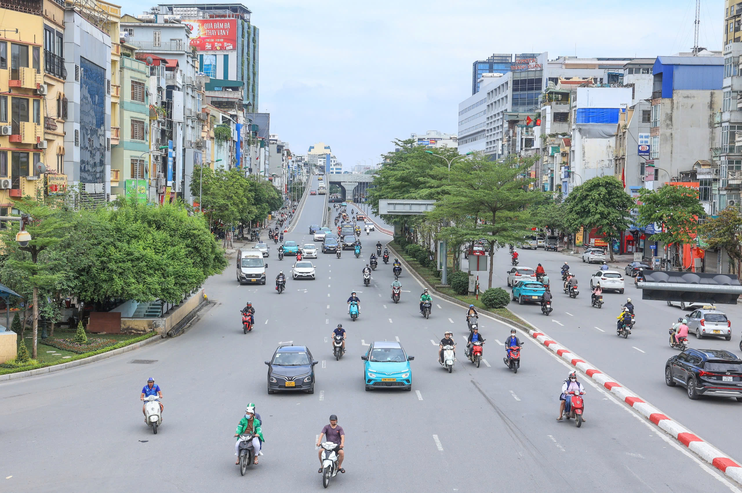 Đường phố Hà Nội đẹp khác lạ trong ngày thứ hai nghỉ lễ 30/4- Ảnh 11. Đường phố Hà Nội đẹp khác lạ trong ngày thứ hai nghỉ lễ 30/4- Ảnh 11.