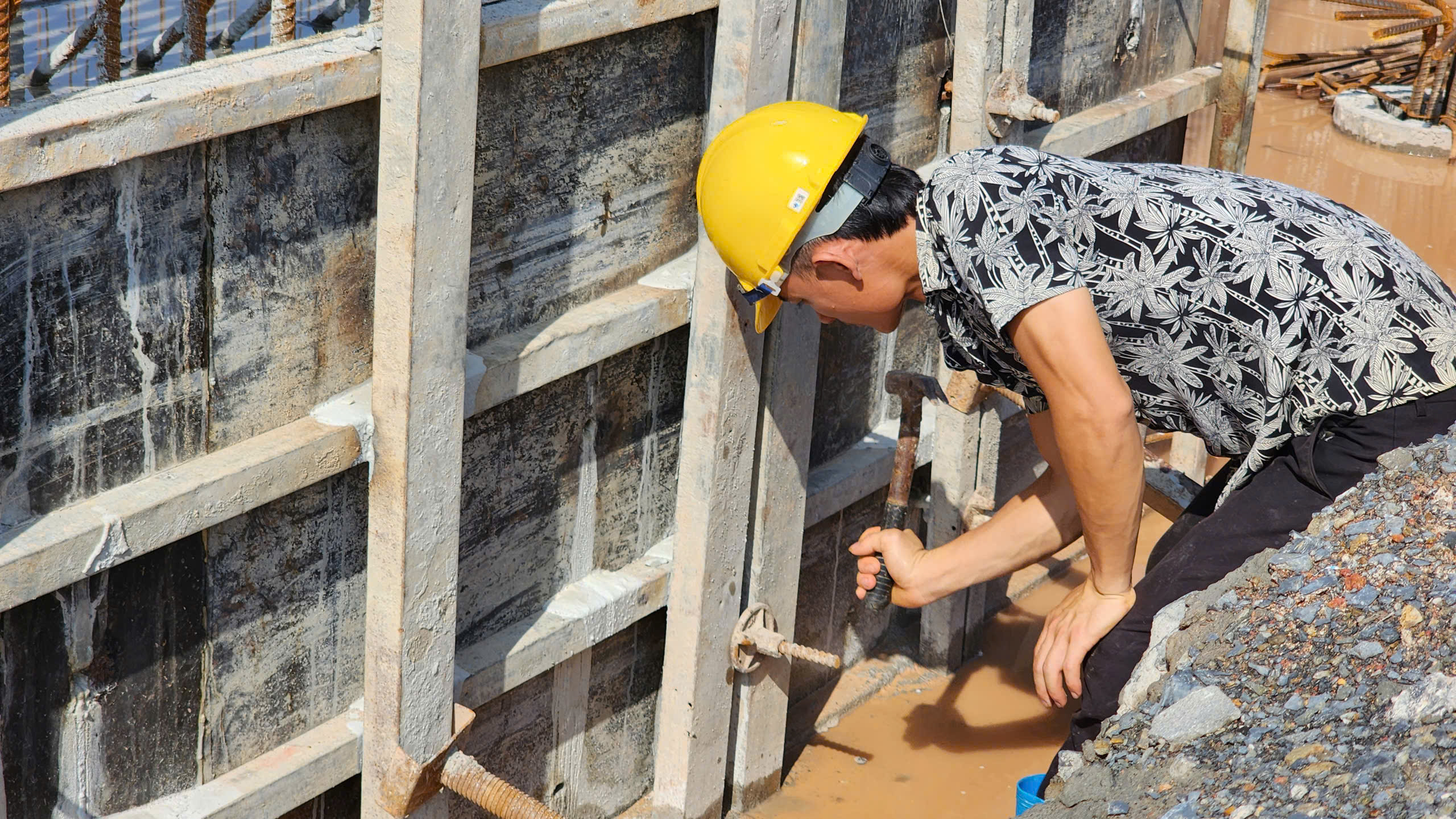 G&aacute;c nghỉ lễ, h&agrave;ng trăm c&ocirc;ng nh&acirc;n b&aacute;m c&ocirc;ng trường V&agrave;nh đai 4- Ảnh 14.