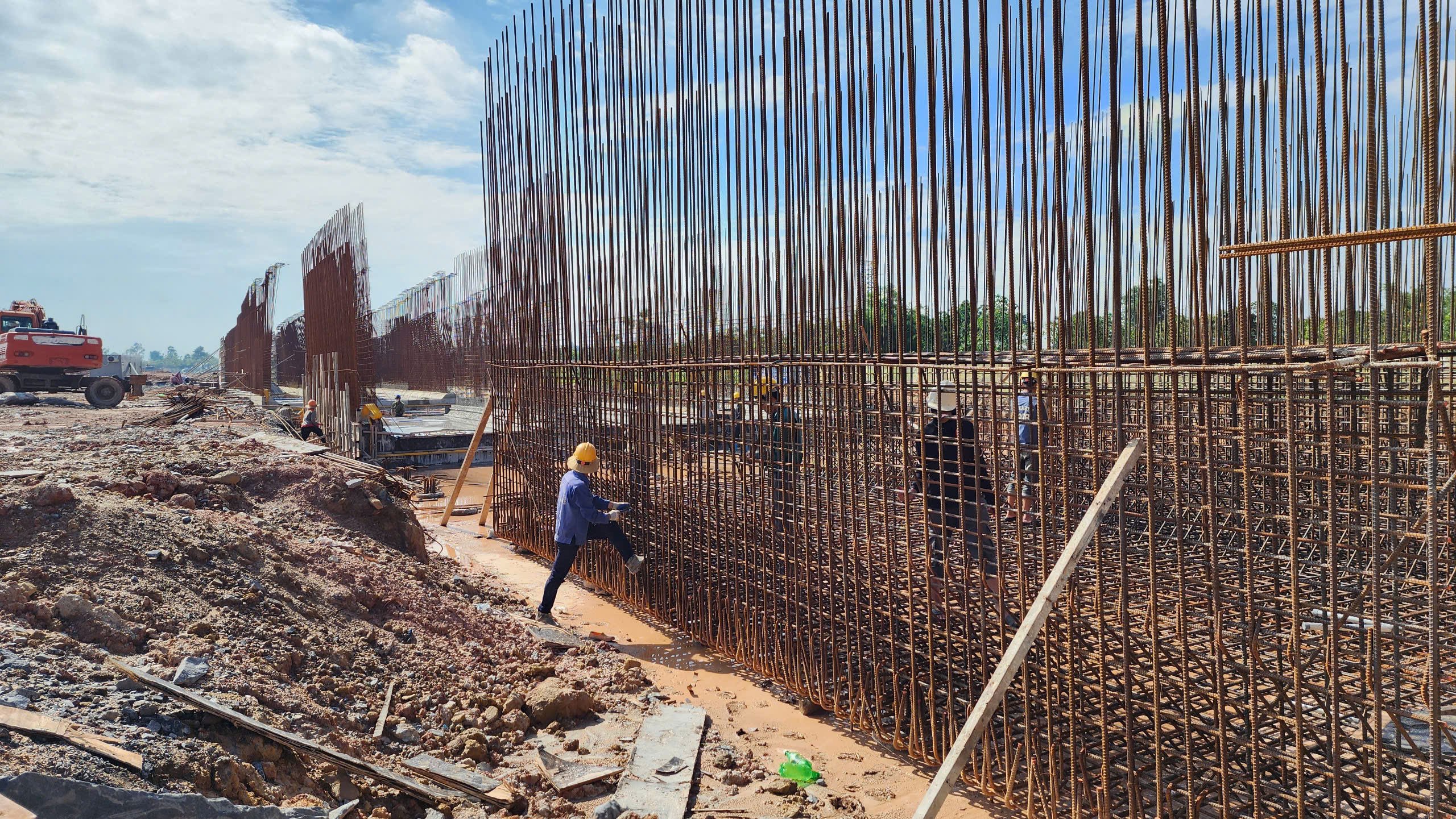 G&aacute;c nghỉ lễ, h&agrave;ng trăm c&ocirc;ng nh&acirc;n b&aacute;m c&ocirc;ng trường V&agrave;nh đai 4- Ảnh 15.