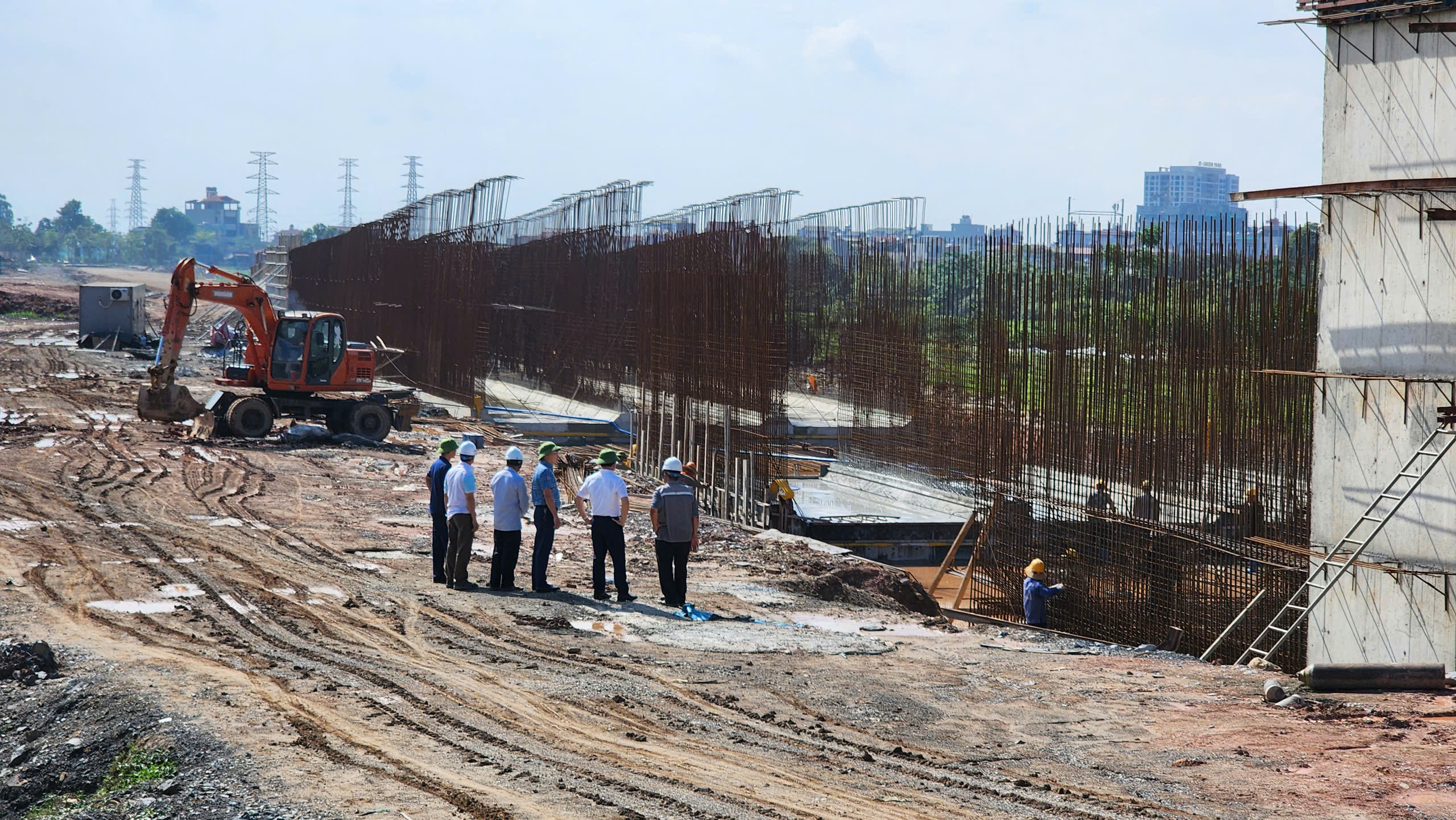 G&aacute;c nghỉ lễ, h&agrave;ng trăm c&ocirc;ng nh&acirc;n b&aacute;m c&ocirc;ng trường V&agrave;nh đai 4- Ảnh 16.