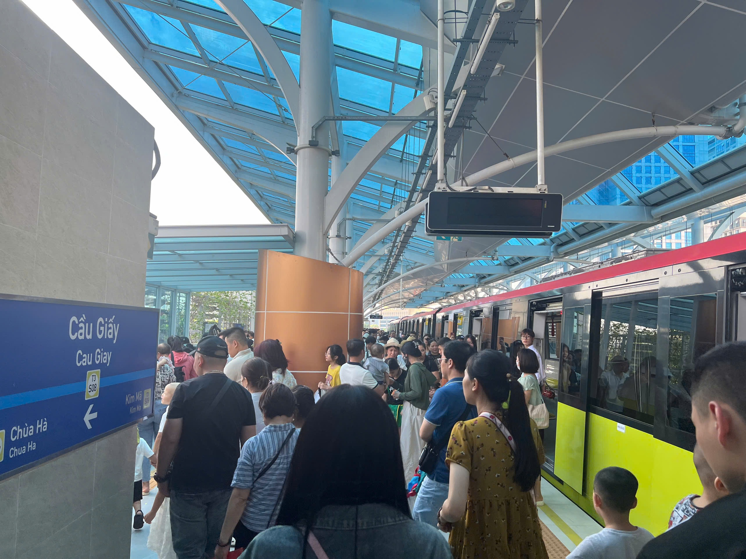 Metro H&agrave; Nội đ&ocirc;ng nghẹt ngay giữa kỳ nghỉ lễ 30/4- Ảnh 13.