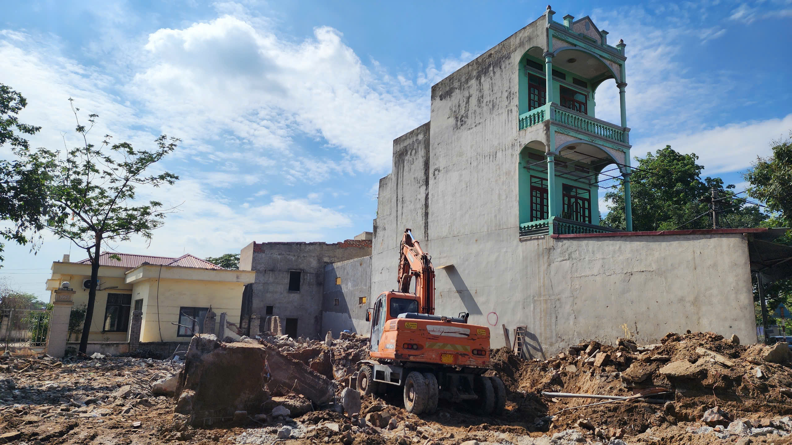 G&aacute;c nghỉ lễ, h&agrave;ng trăm c&ocirc;ng nh&acirc;n b&aacute;m c&ocirc;ng trường V&agrave;nh đai 4- Ảnh 1.