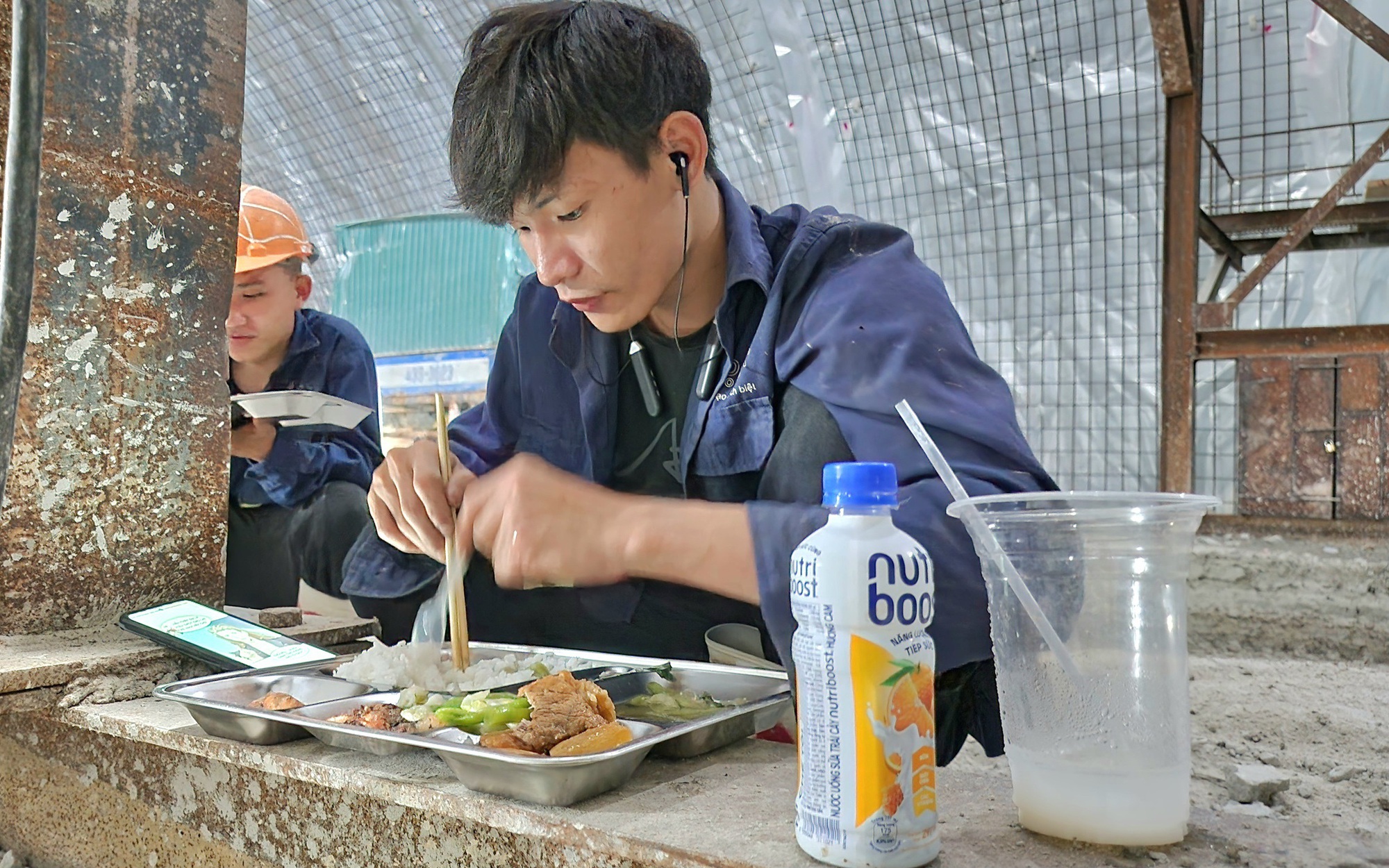 Bữa cơm vội tr&ecirc;n c&ocirc;ng trường thi c&ocirc;ng hầm d&agrave;i nhất cao tốc Bắc - Nam