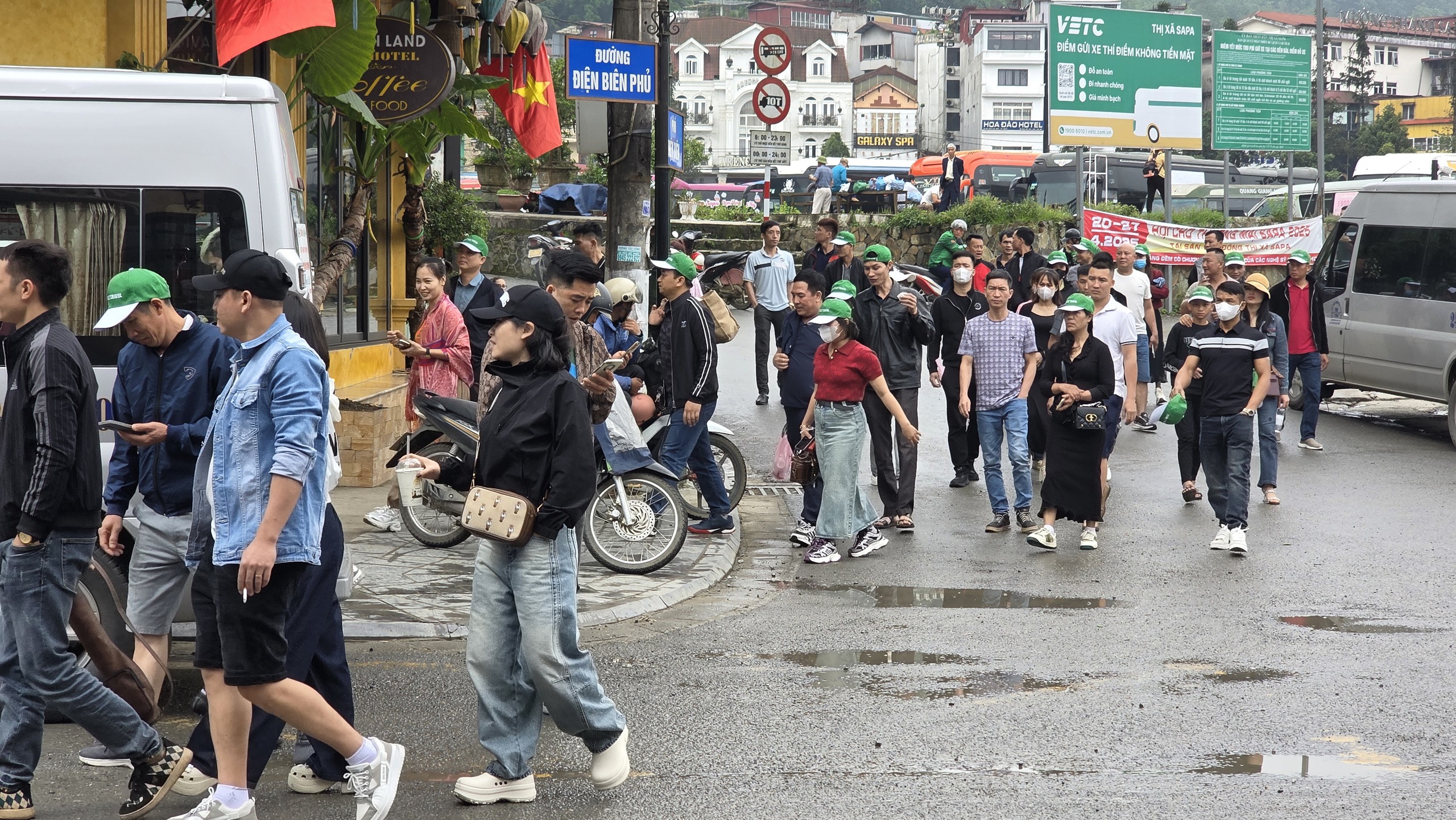 Sa Pa rực rỡ sắc hoa, nhộn nhịp đ&oacute;n h&agrave;ng chục ngh&igrave;n du kh&aacute;ch- Ảnh 3.