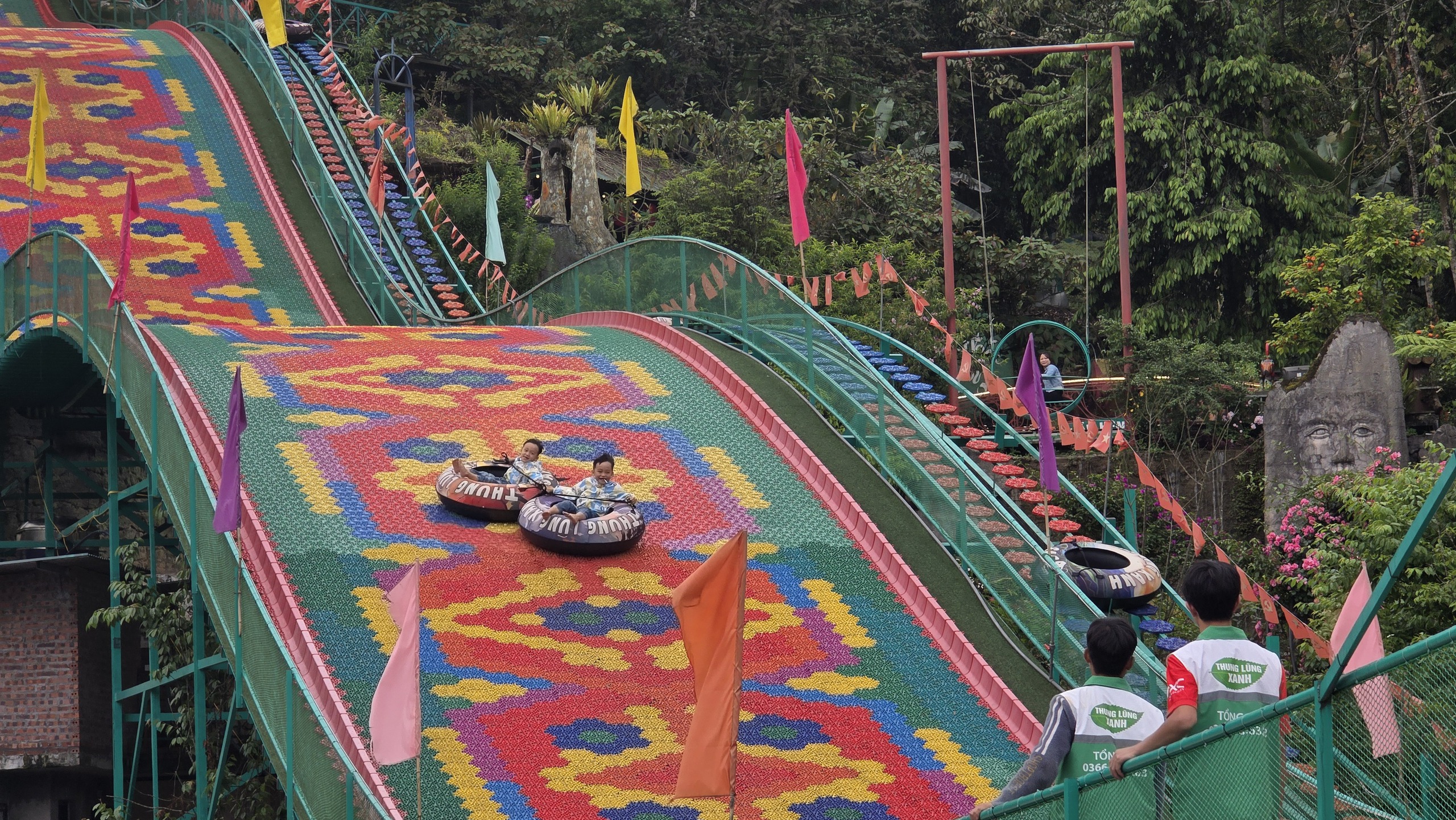 Sa Pa rực rỡ sắc hoa, nhộn nhịp đ&oacute;n h&agrave;ng chục ngh&igrave;n du kh&aacute;ch- Ảnh 15.