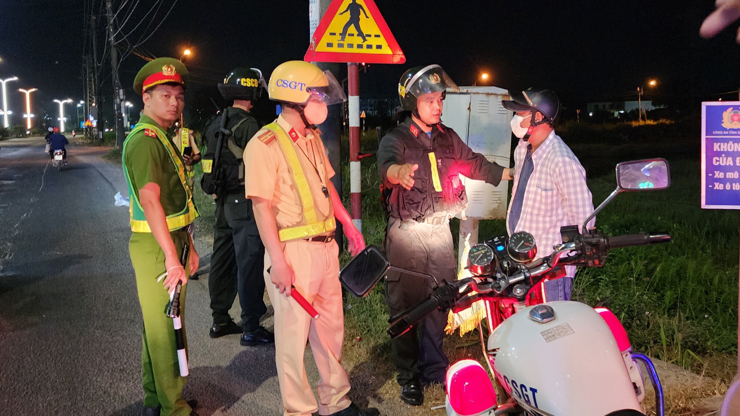 Viện cớ chở bạn bị "đi&ecirc;n", ma men n&eacute; tr&aacute;nh kh&ocirc;ng đo nồng độ cồn- Ảnh 4.