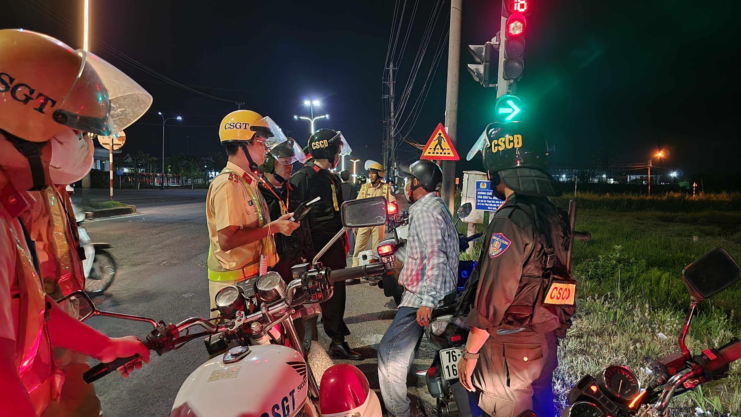 Viện cớ chở bạn bị "đi&ecirc;n", ma men n&eacute; tr&aacute;nh kh&ocirc;ng đo nồng độ cồn- Ảnh 5.