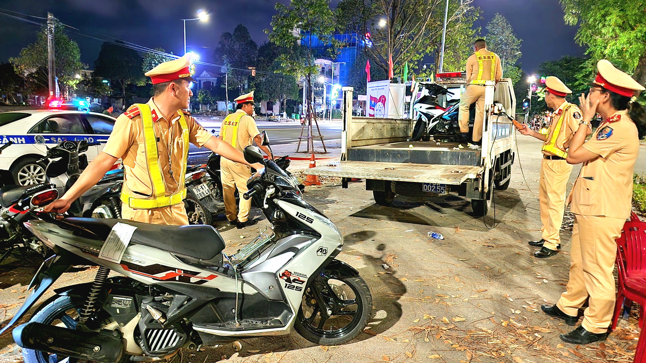 Viện cớ chở bạn bị "đi&ecirc;n", ma men n&eacute; tr&aacute;nh kh&ocirc;ng đo nồng độ cồn- Ảnh 12.