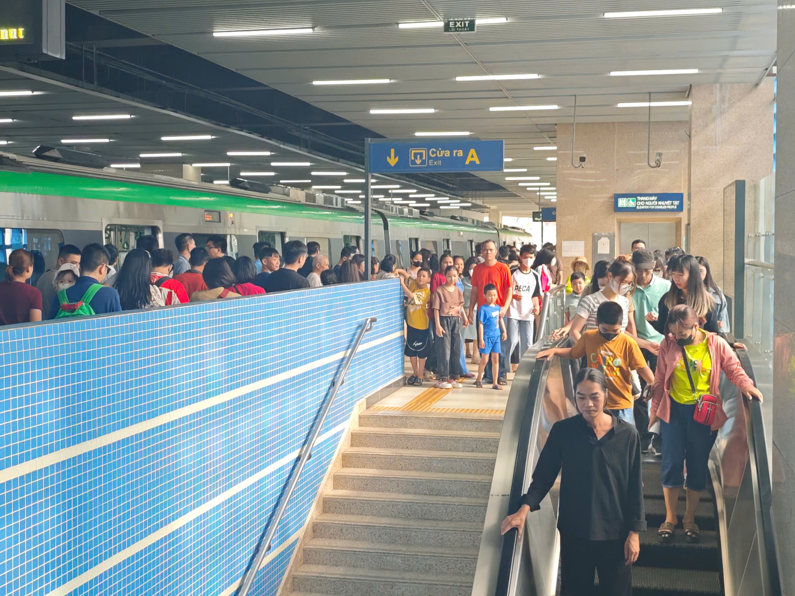 Metro H&agrave; Nội đ&ocirc;ng nghẹt ngay giữa kỳ nghỉ lễ 30/4- Ảnh 7.
