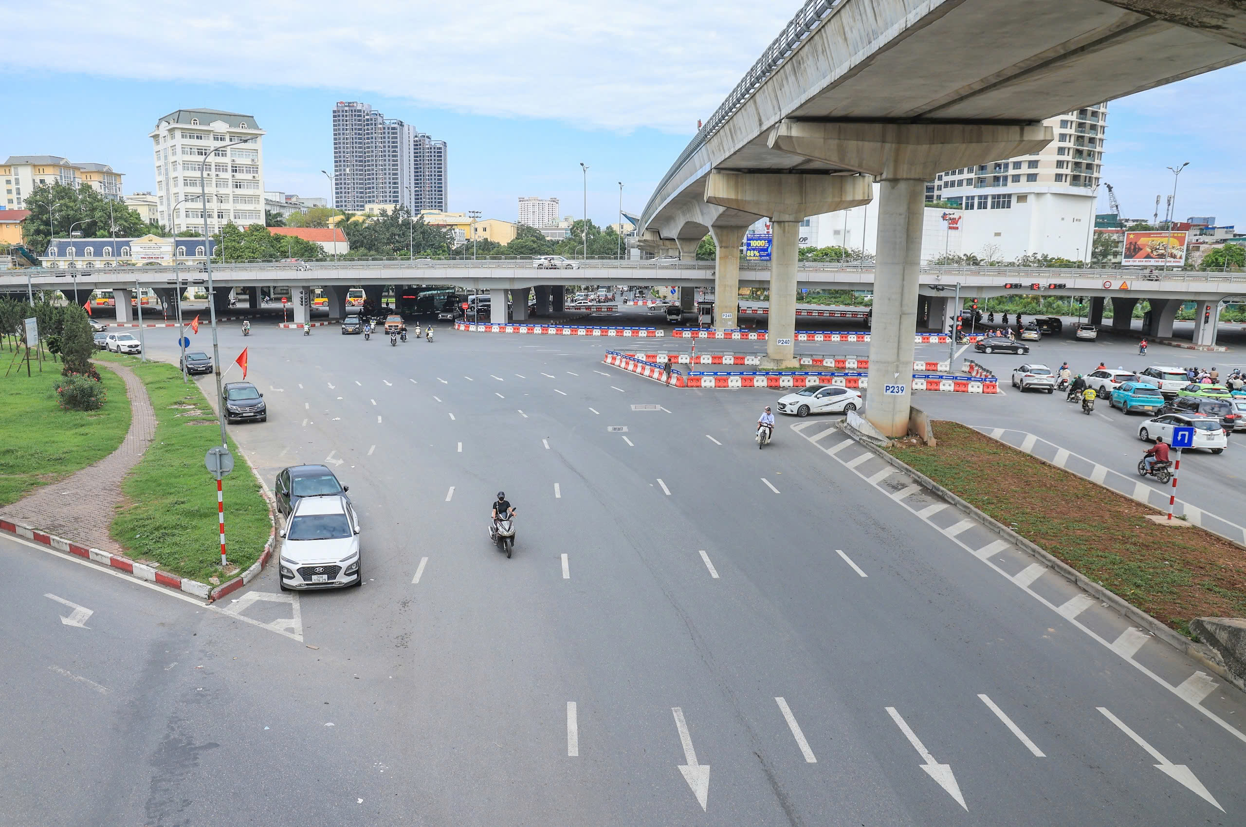 Đường phố Hà Nội đẹp khác lạ trong ngày thứ hai nghỉ lễ 30/4- Ảnh 12. Đường phố Hà Nội đẹp khác lạ trong ngày thứ hai nghỉ lễ 30/4- Ảnh 12.