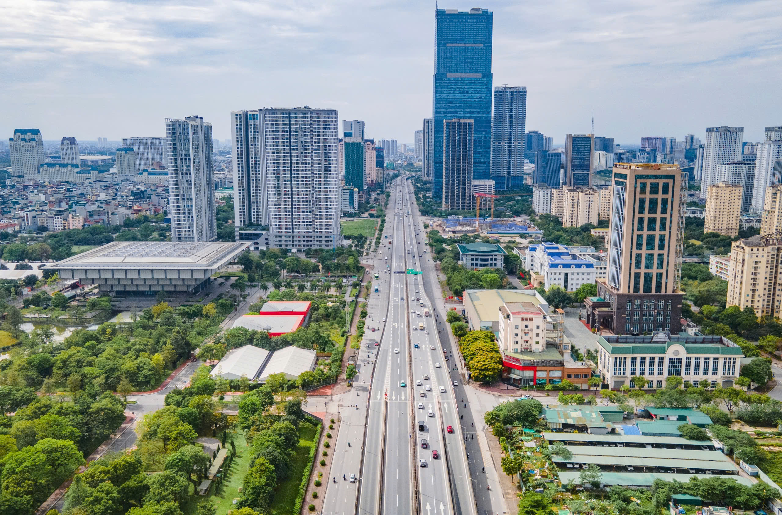 Đường phố Hà Nội đẹp khác lạ trong ngày thứ hai nghỉ lễ 30/4- Ảnh 2. Đường phố Hà Nội đẹp khác lạ trong ngày thứ hai nghỉ lễ 30/4- Ảnh 2.