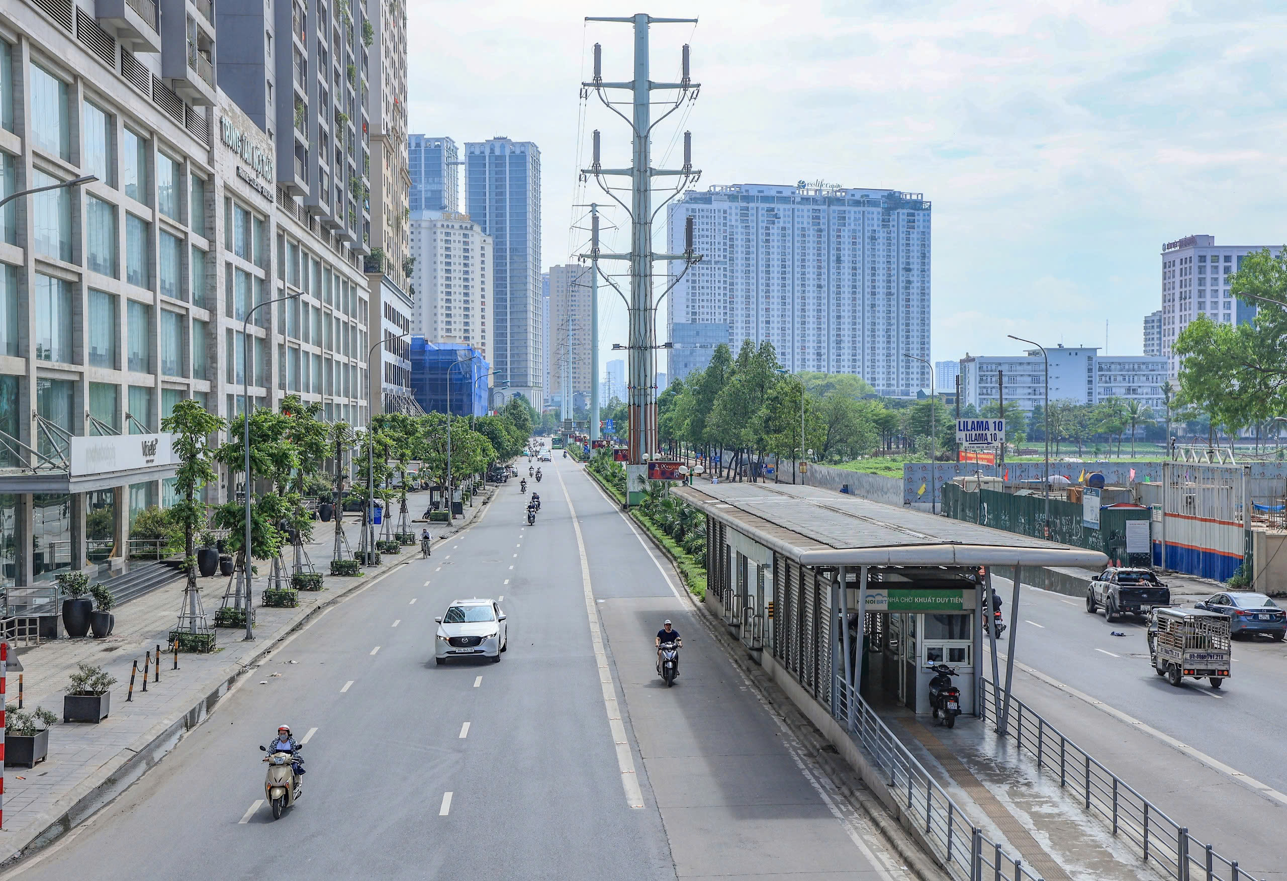 Đường phố Hà Nội đẹp khác lạ trong ngày thứ hai nghỉ lễ 30/4- Ảnh 4. Đường phố Hà Nội đẹp khác lạ trong ngày thứ hai nghỉ lễ 30/4- Ảnh 4.