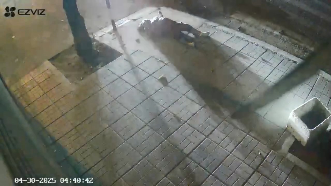 Nh&oacute;m thanh ni&ecirc;n đ&aacute;nh nhau, t&ocirc;ng một phụ nữ văng l&ecirc;n vỉa h&egrave; trọng thương- Ảnh 1.